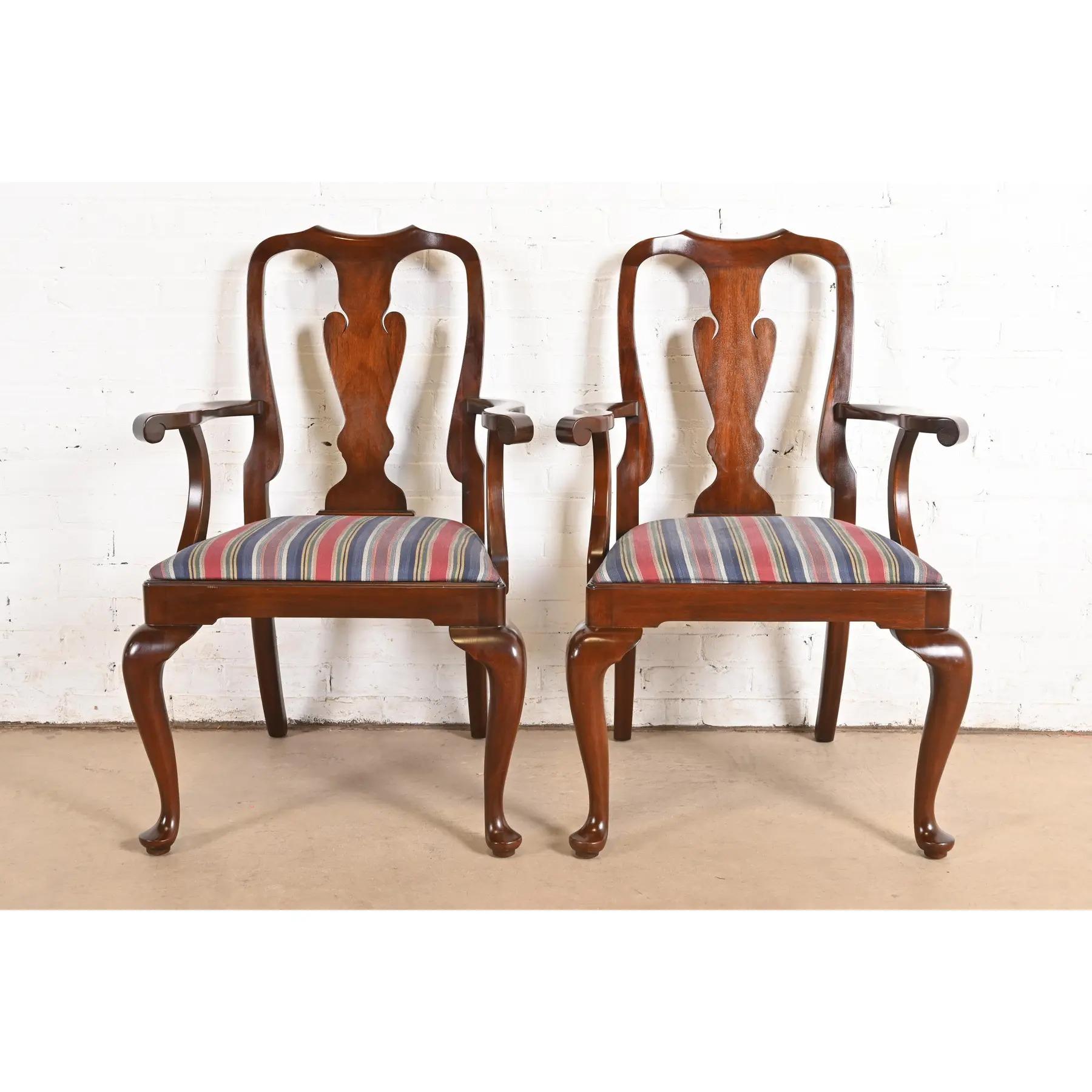 Excepcional pareja de sillones o sillas de capitán de comedor de estilo Queen Anne o georgiano

Por Henkel Harris

EE.UU., alrededor de 1980

Armazones de caoba maciza, con asientos tapizados.

Medidas: 25,5