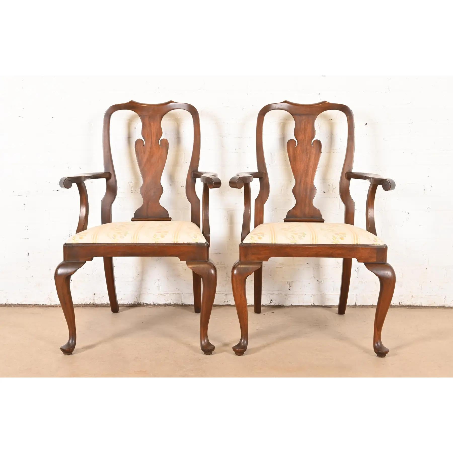 Une paire exceptionnelle de fauteuils ou de chaises capitaines de salle à manger de style Queen Anne ou géorgien

Par Henkel Harris

ÉTATS-UNIS, 1970

Piétements en acajou massif, sièges rembourrés.

Dimensions : 25,5 