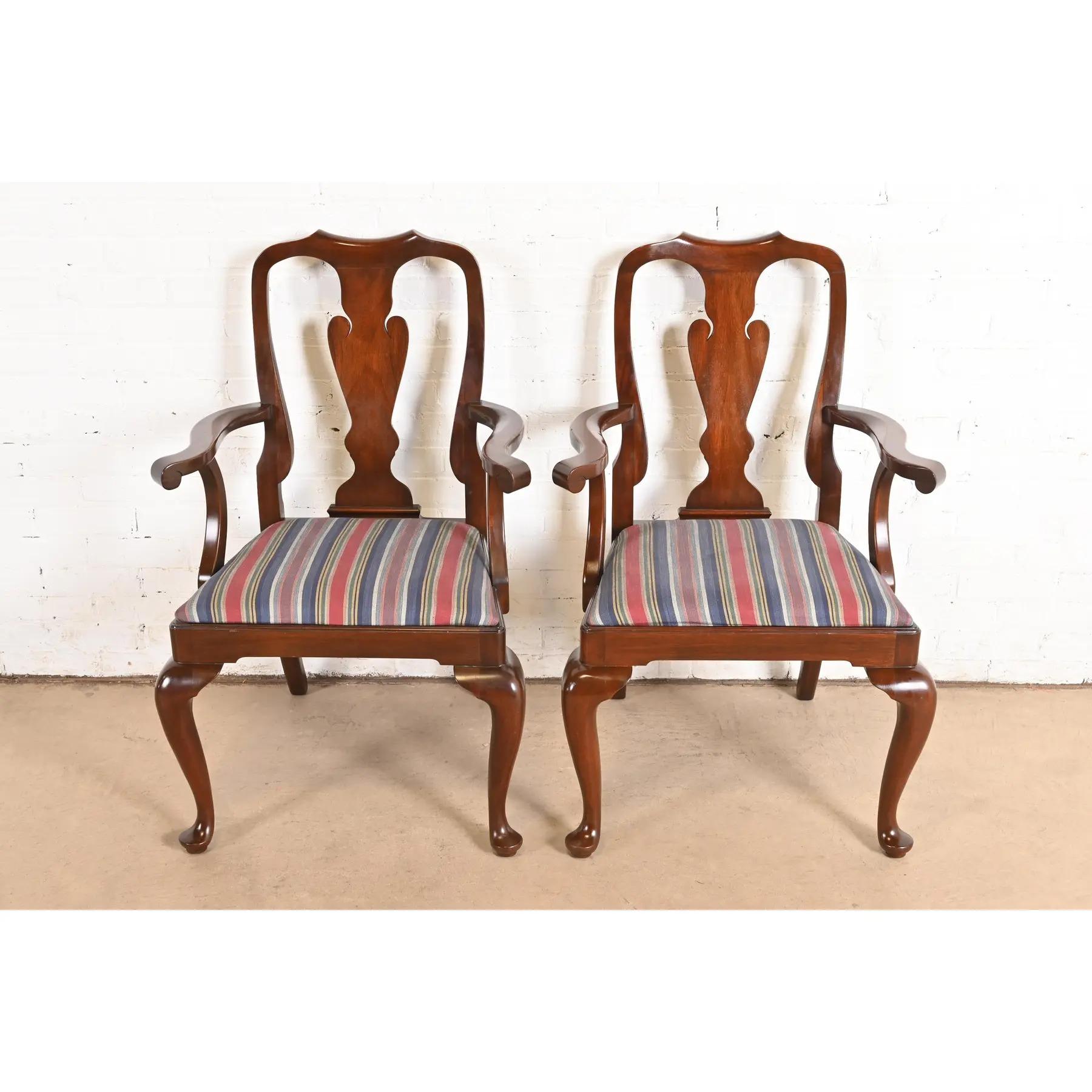 Pareja de sillones o sillas de capitán de comedor de caoba maciza Queen Anne Harris Estadounidense en venta