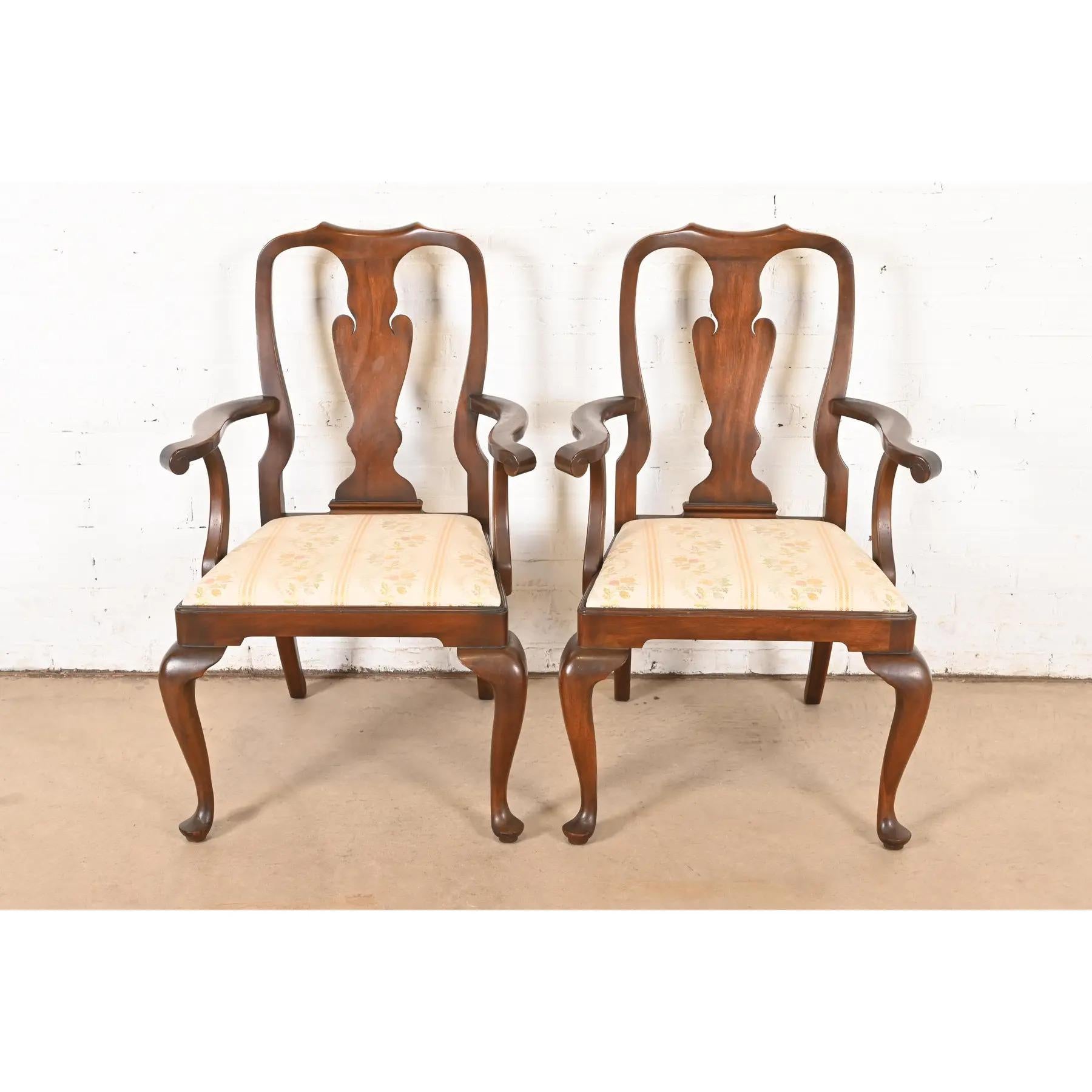 Américain Paire de fauteuils ou de chaises de capitaine de salle à manger en acajou massif de Queen Anne Harris en vente