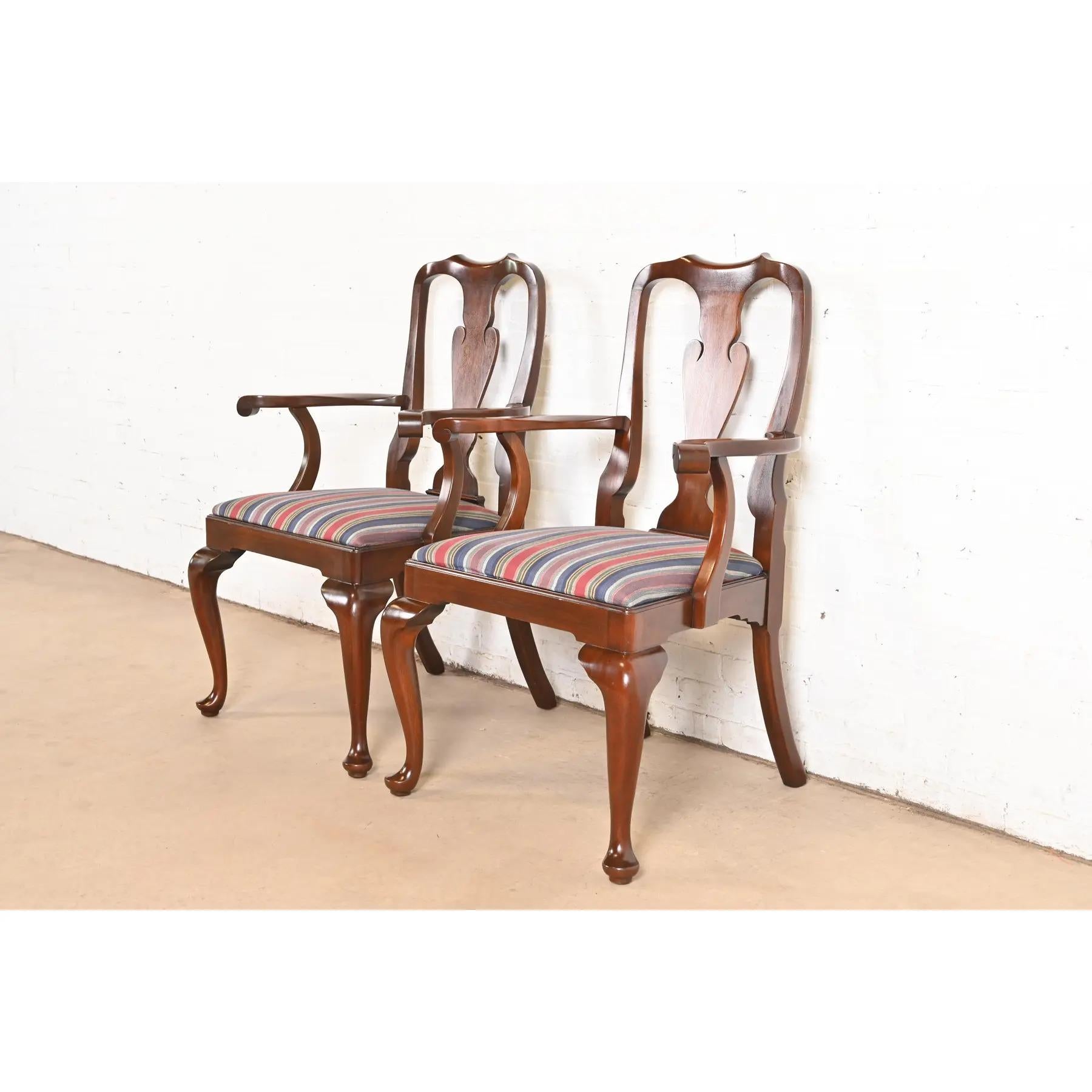 Pareja de sillones o sillas de capitán de comedor de caoba maciza Queen Anne Harris en Bueno estado para la venta en South Bend, IN