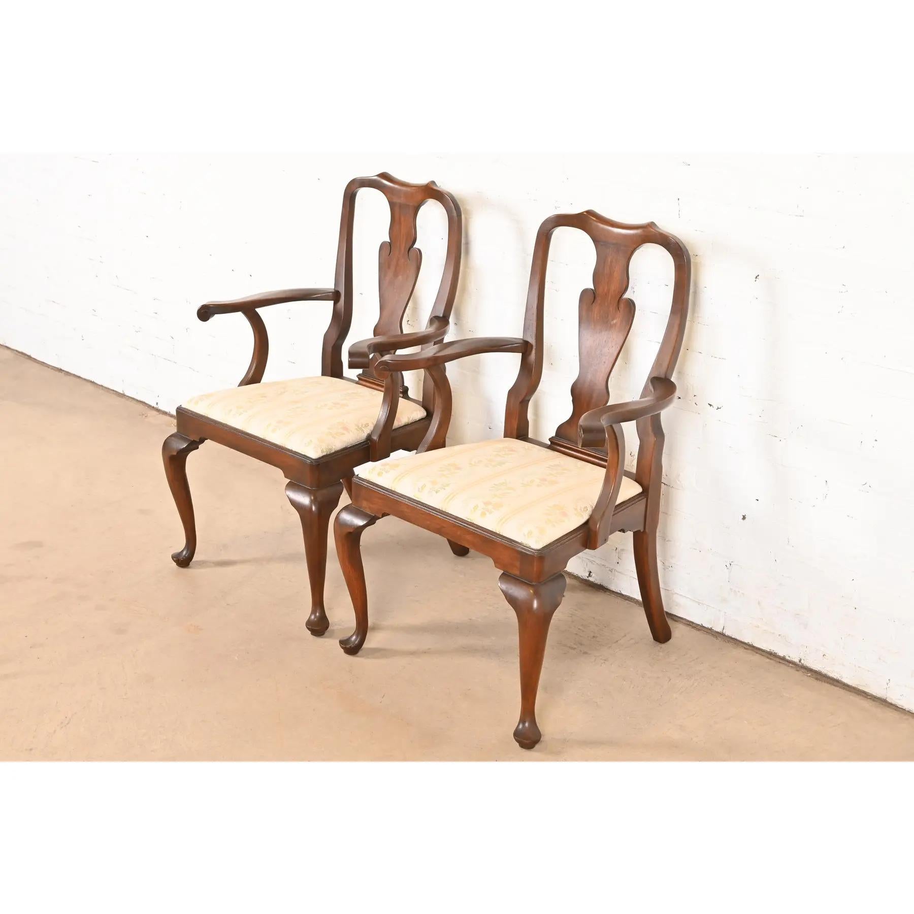 Paire de fauteuils ou de chaises de capitaine de salle à manger en acajou massif de Queen Anne Harris Bon état - En vente à South Bend, IN