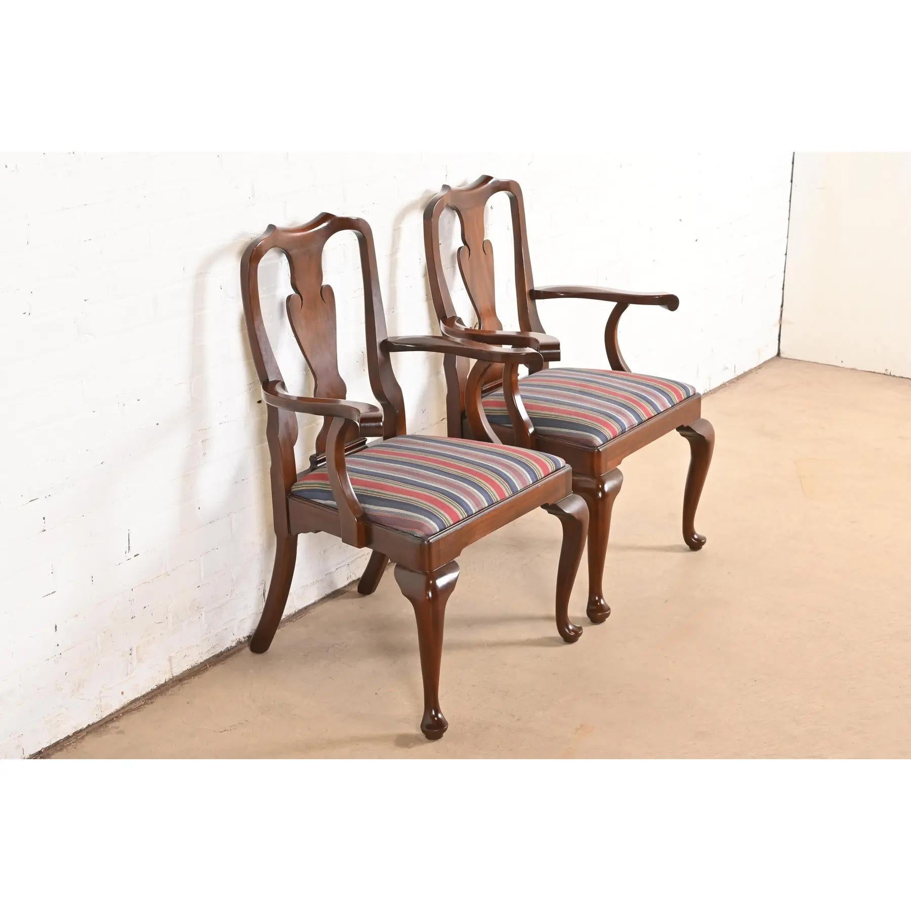 Pareja de sillones o sillas de capitán de comedor de caoba maciza Queen Anne Harris finales del siglo XX en venta