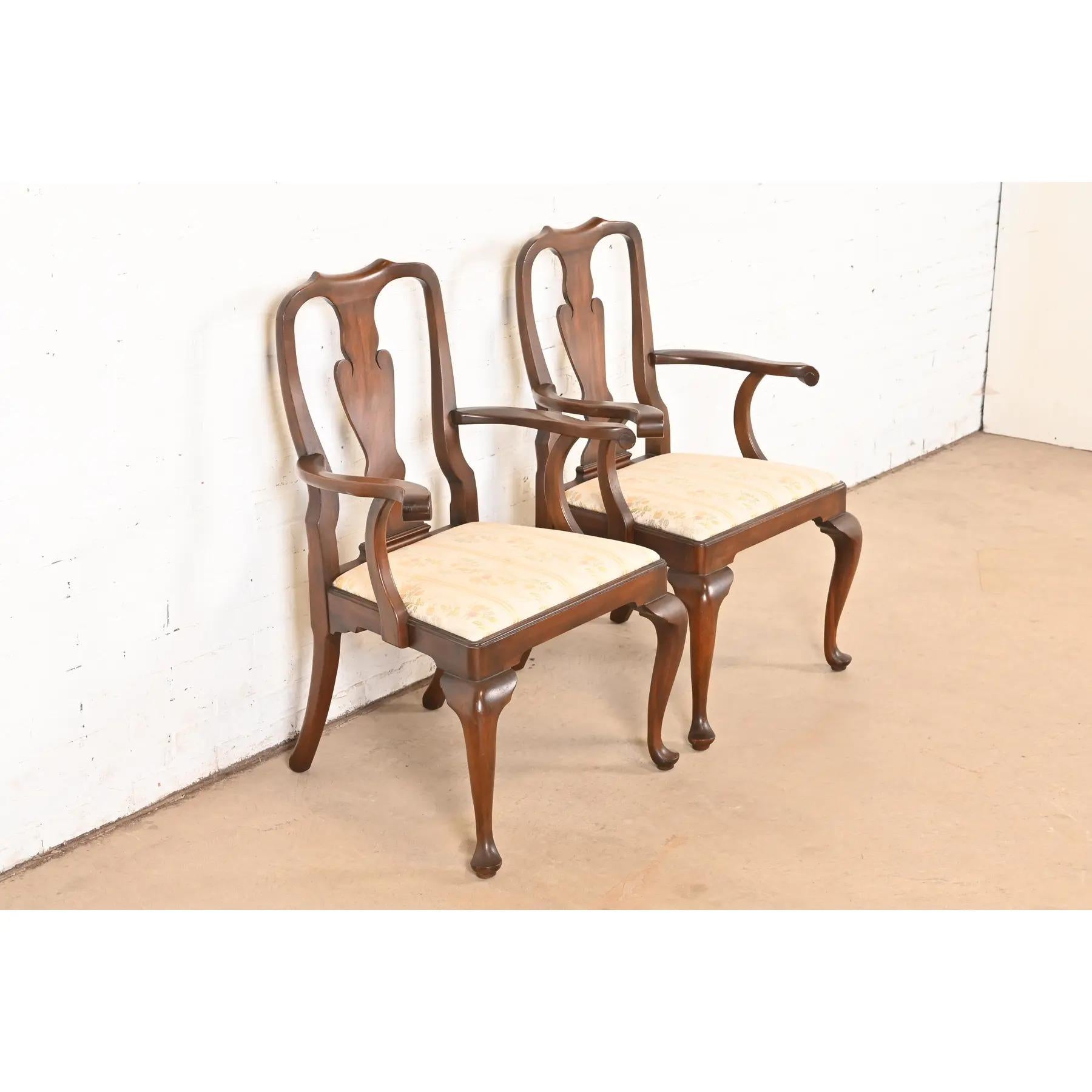 Fin du 20e siècle Paire de fauteuils ou de chaises de capitaine de salle à manger en acajou massif de Queen Anne Harris en vente