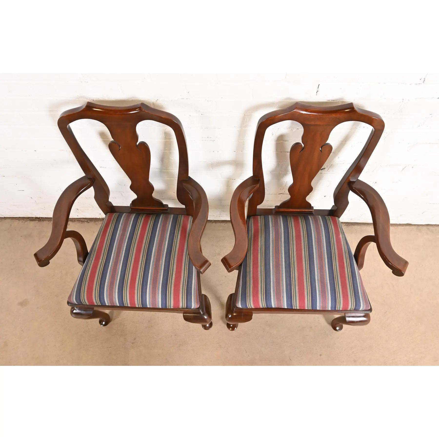Pareja de sillones o sillas de capitán de comedor de caoba maciza Queen Anne Harris Tapicería en venta