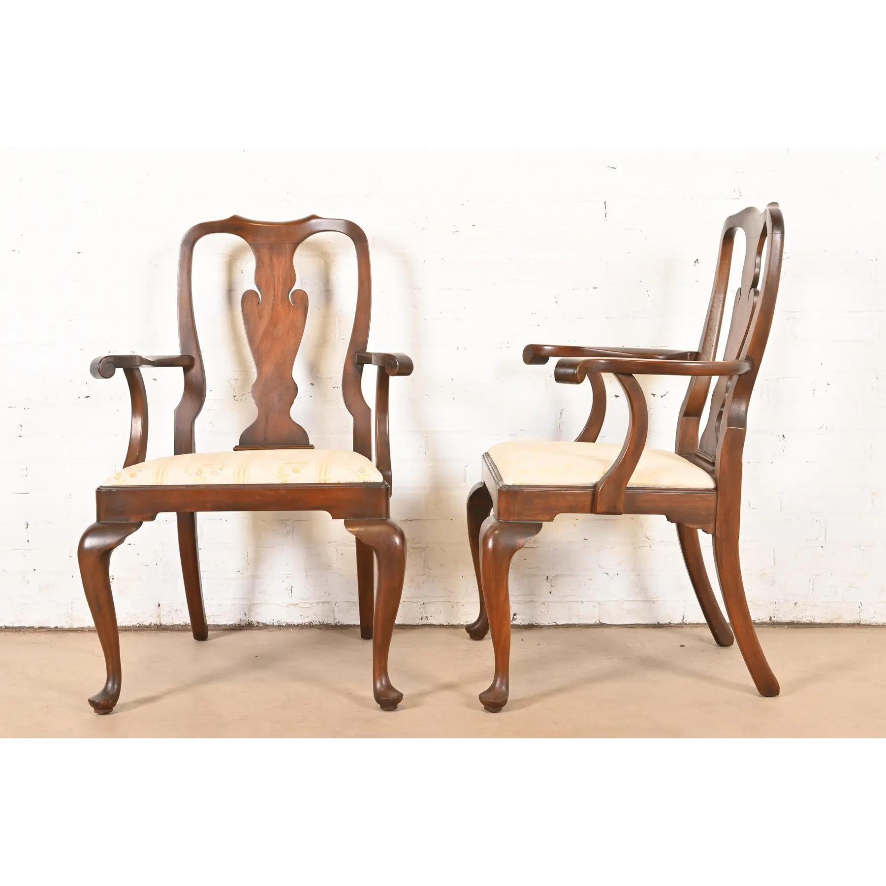 Tissu d'ameublement Paire de fauteuils ou de chaises de capitaine de salle à manger en acajou massif de Queen Anne Harris en vente