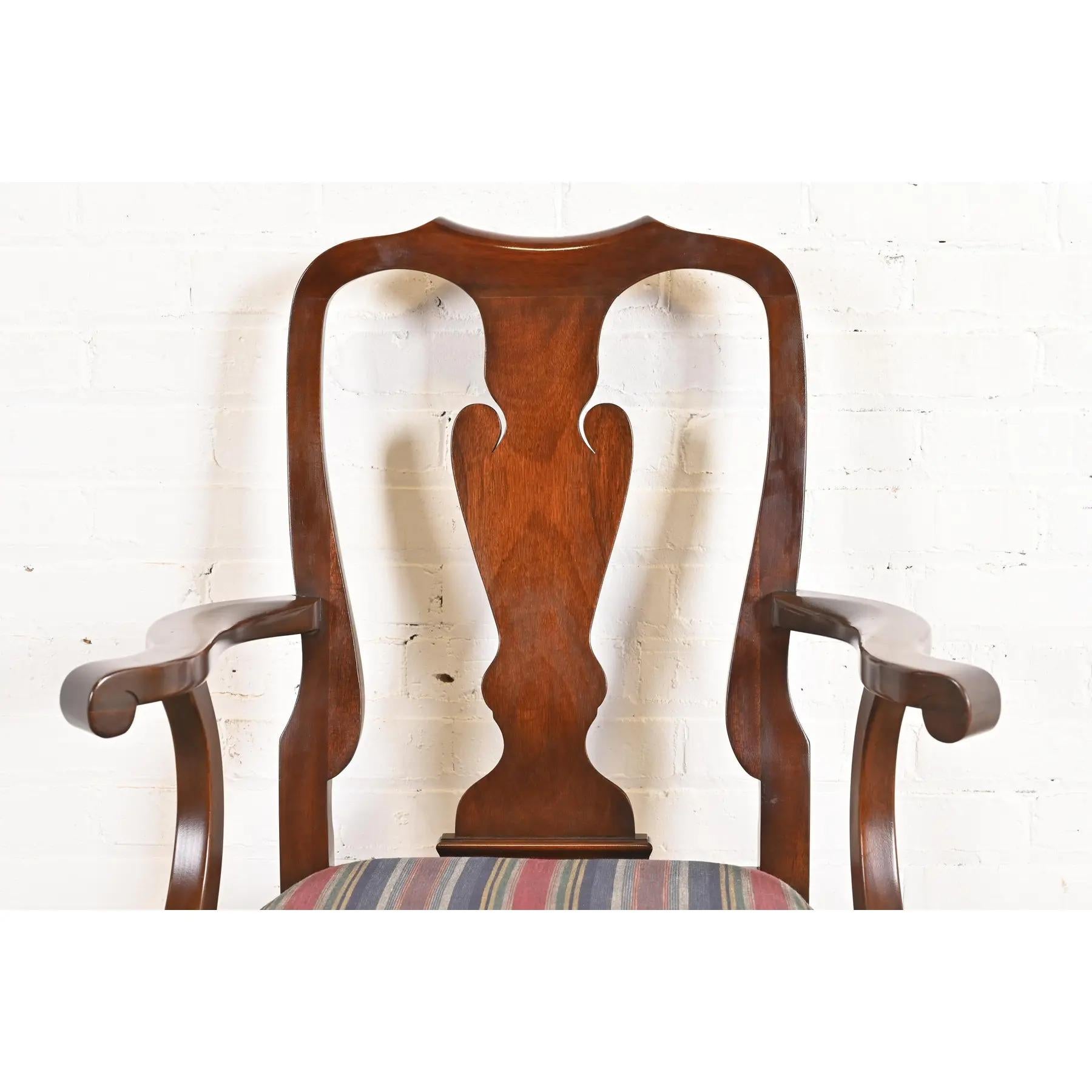 Pareja de sillones o sillas de capitán de comedor de caoba maciza Queen Anne Harris en venta 1