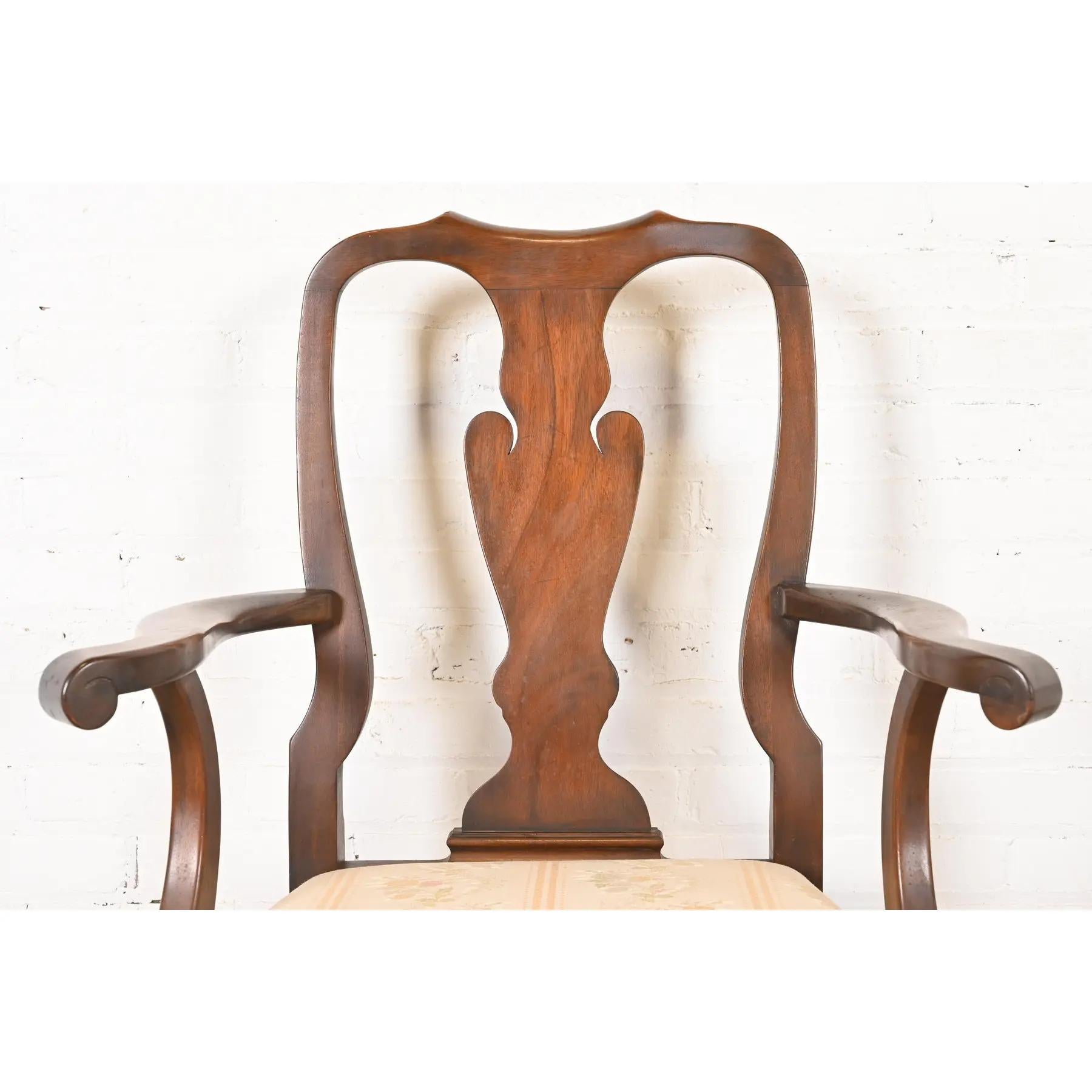 Paire de fauteuils ou de chaises de capitaine de salle à manger en acajou massif de Queen Anne Harris en vente 1