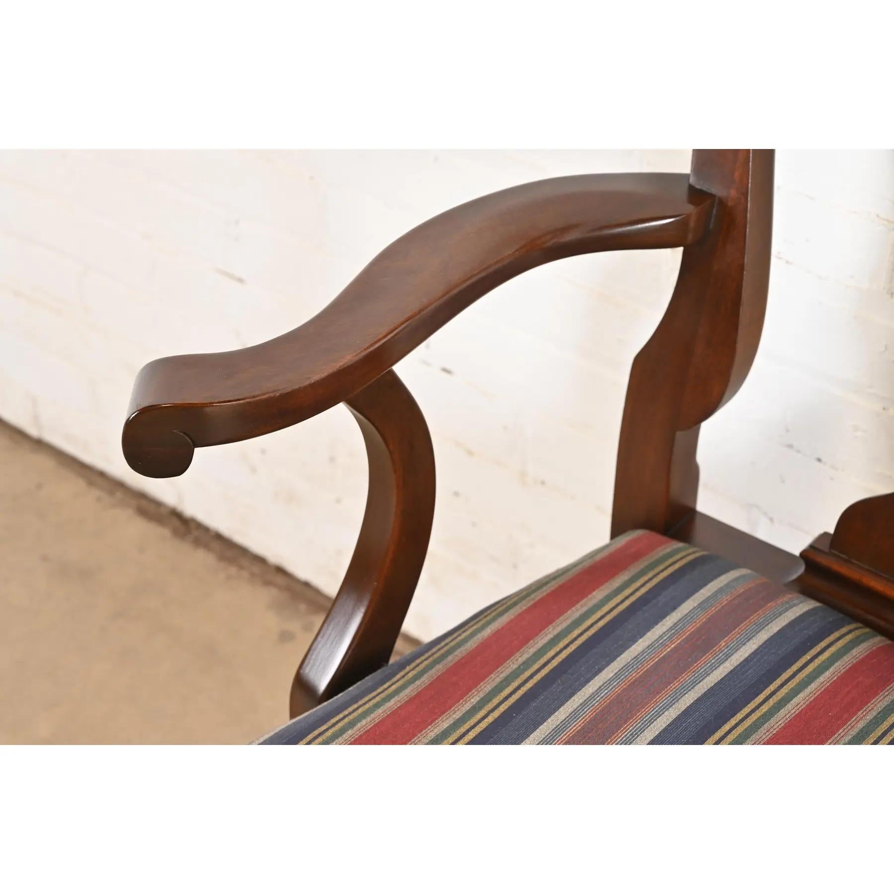 Pareja de sillones o sillas de capitán de comedor de caoba maciza Queen Anne Harris en venta 2