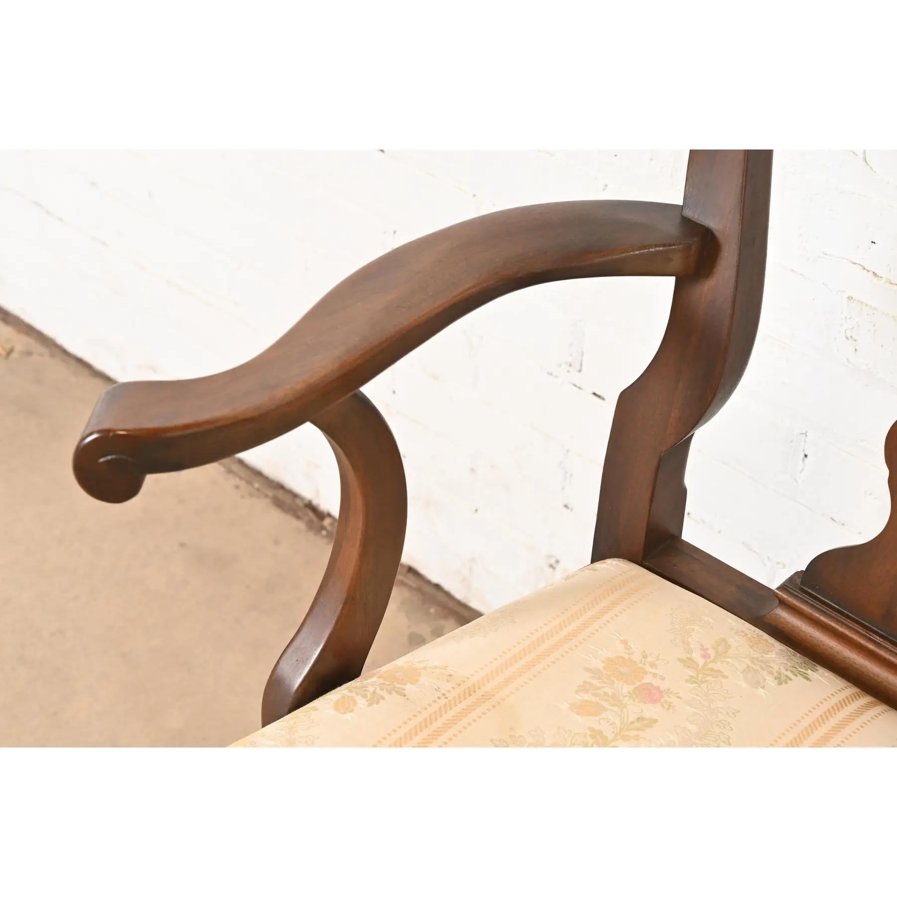 Paire de fauteuils ou de chaises de capitaine de salle à manger en acajou massif de Queen Anne Harris en vente 2