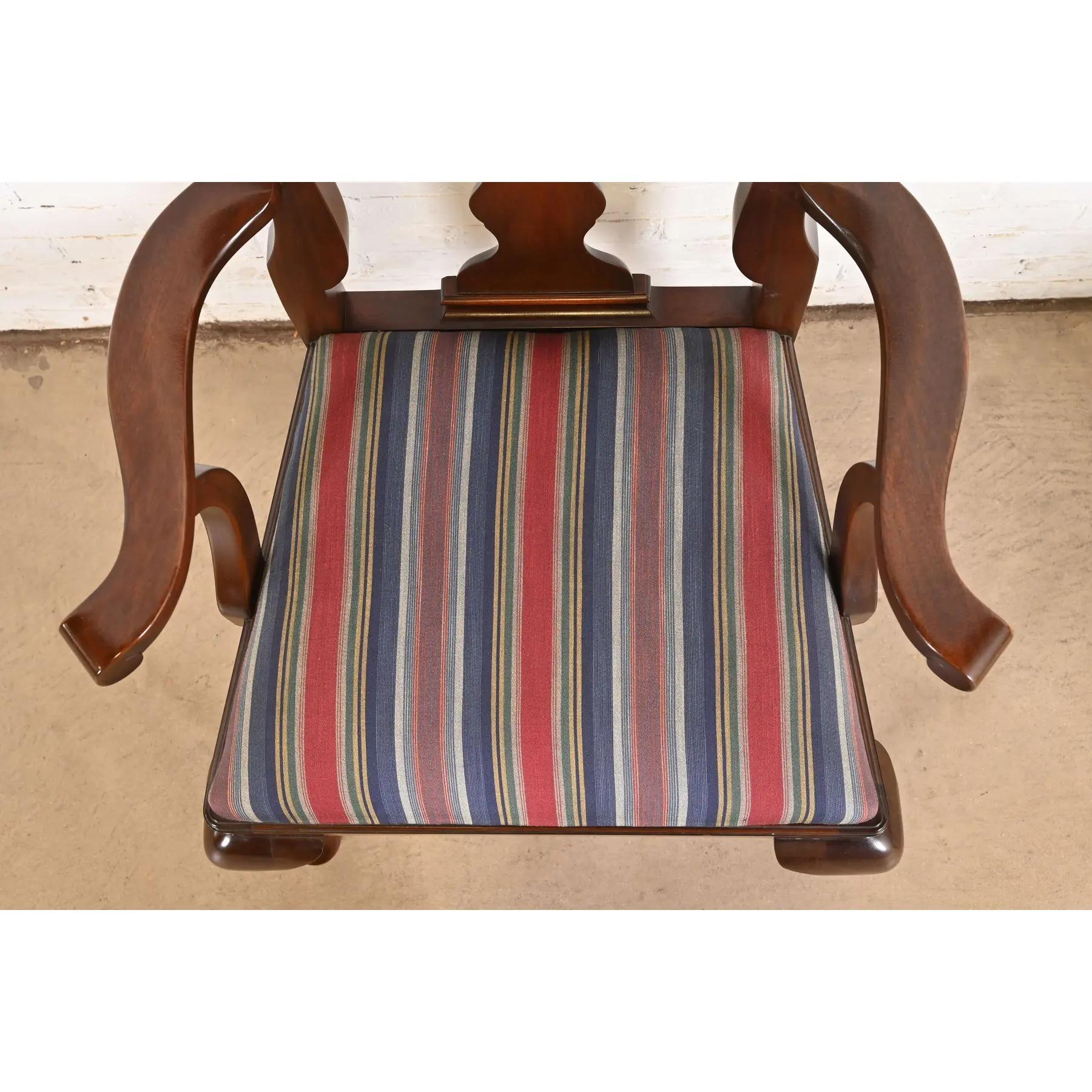 Pareja de sillones o sillas de capitán de comedor de caoba maciza Queen Anne Harris en venta 3