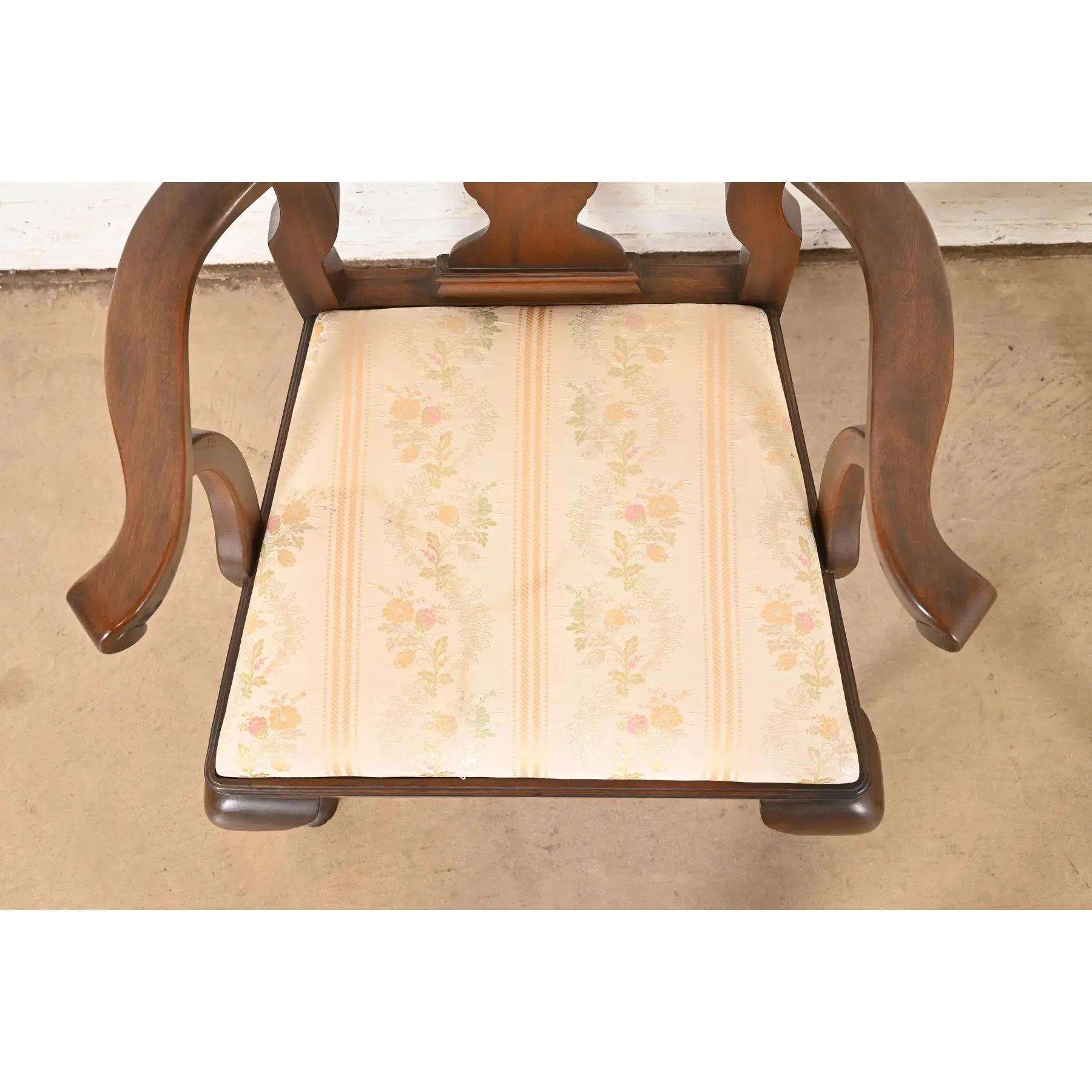 Paire de fauteuils ou de chaises de capitaine de salle à manger en acajou massif de Queen Anne Harris en vente 3