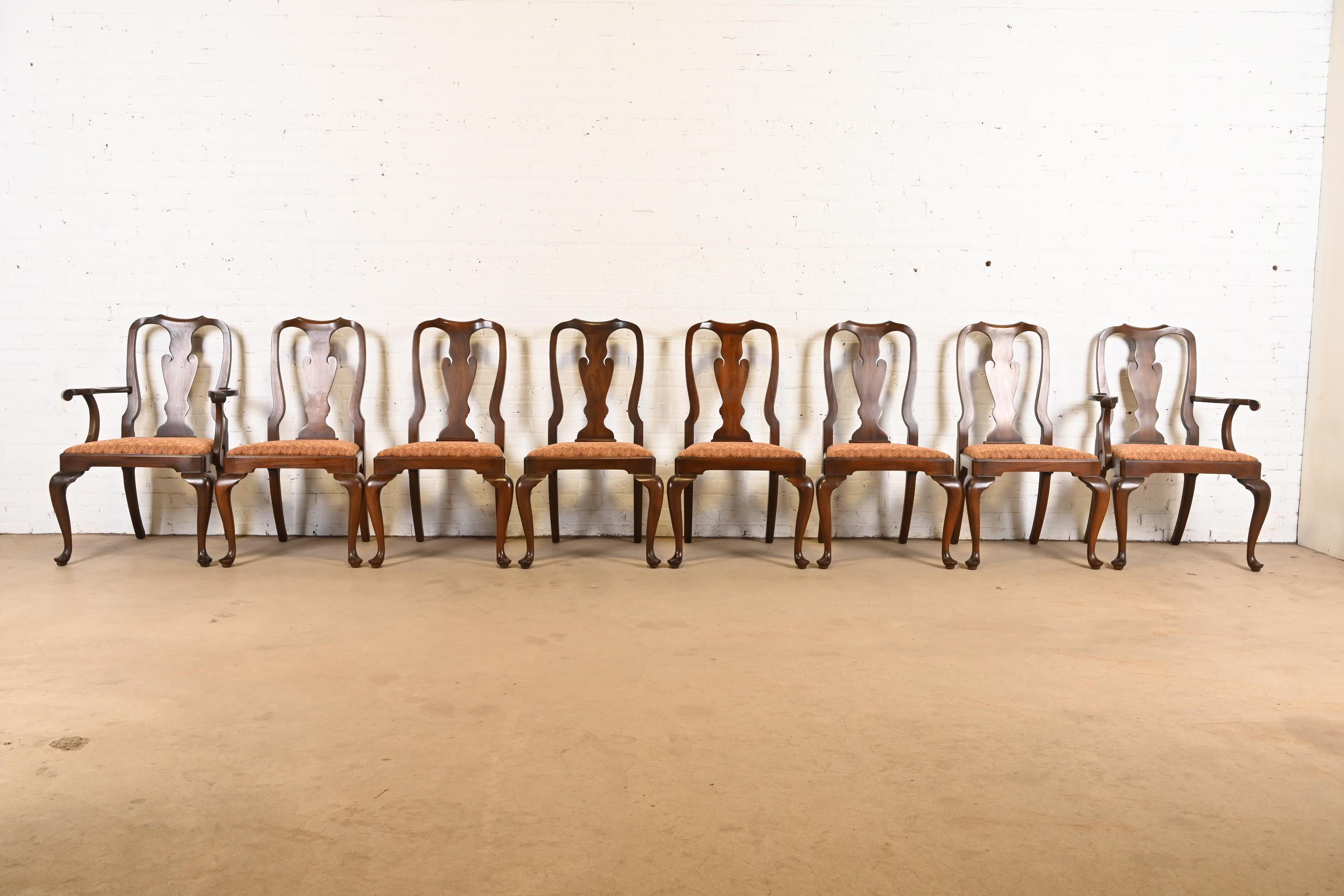 Paire de fauteuils ou de chaises de salle à manger en acajou massif de Queen Anne, Henkel Harris en vente 5