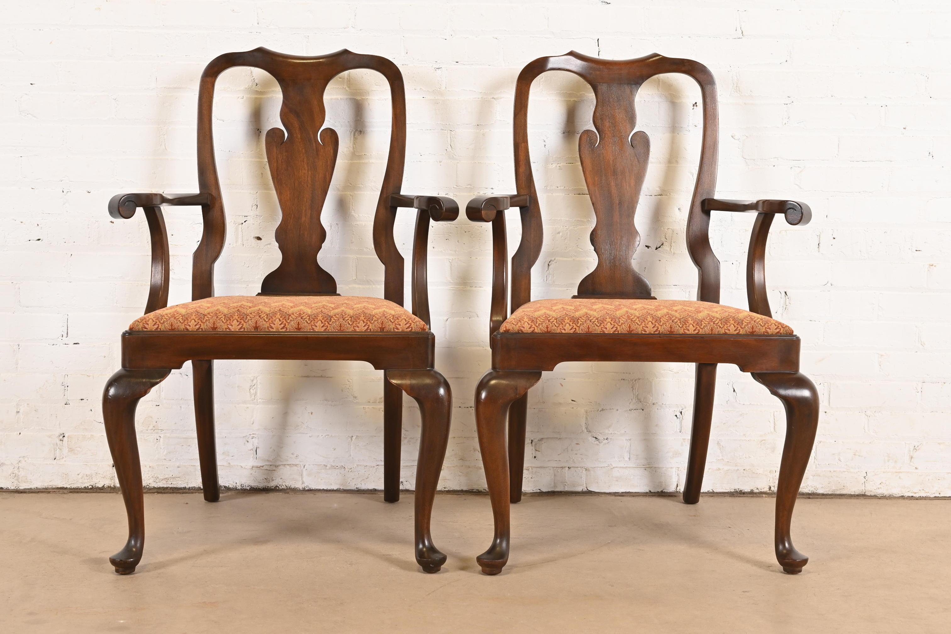 Une paire exceptionnelle de fauteuils ou de chaises capitaines de salle à manger de style Queen Anne ou géorgien

Par Henkel Harris

USA, Circa 1980

Piétements en acajou massif, sièges rembourrés.

Dimensions : 24,75 