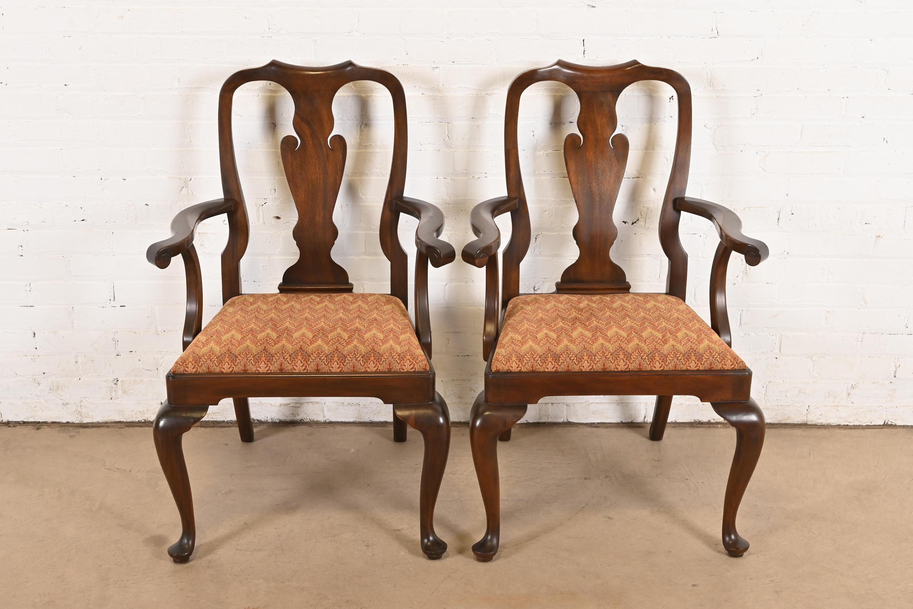 Américain Paire de fauteuils ou de chaises de salle à manger en acajou massif de Queen Anne, Henkel Harris en vente