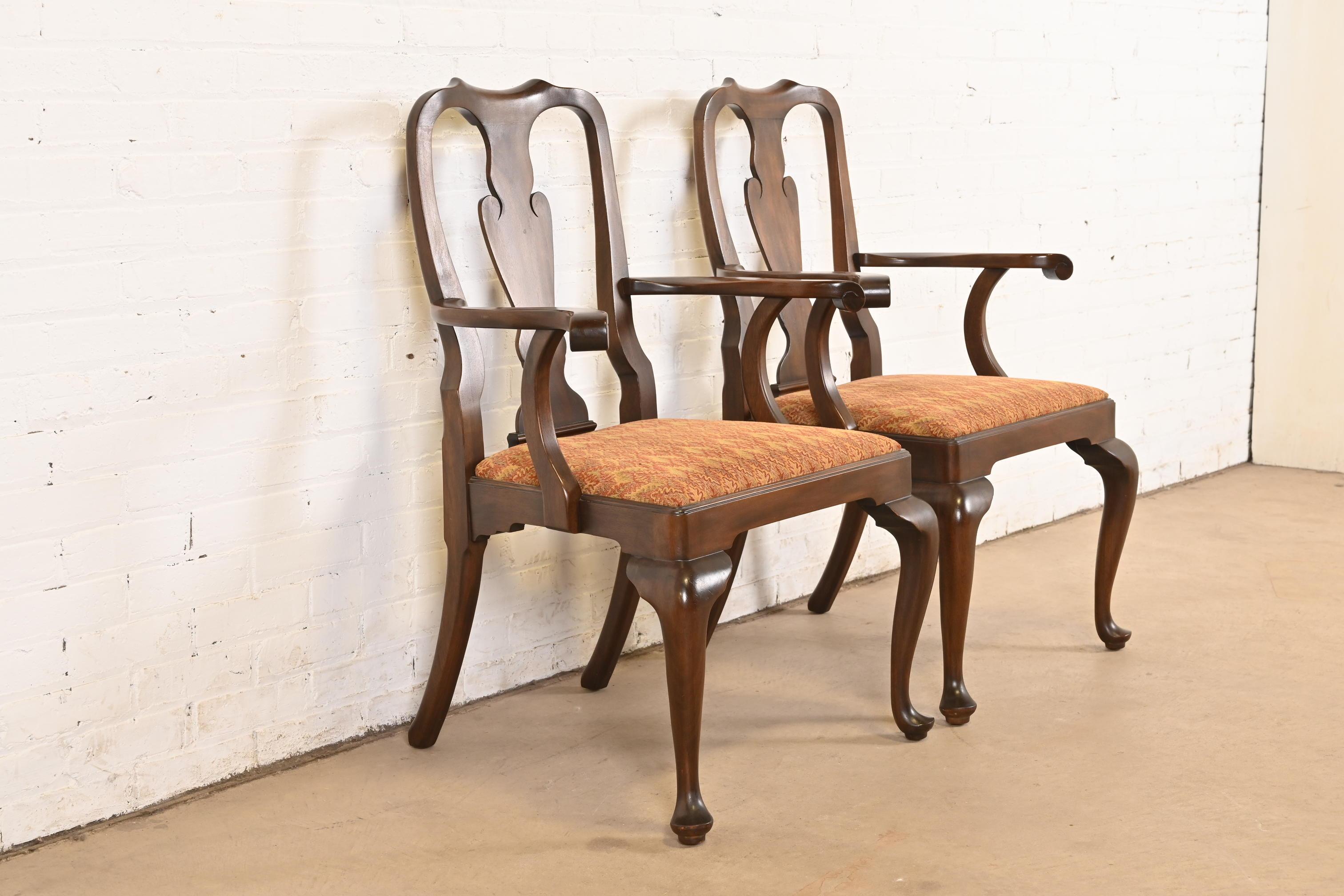 Paire de fauteuils ou de chaises de salle à manger en acajou massif de Queen Anne, Henkel Harris Bon état - En vente à South Bend, IN