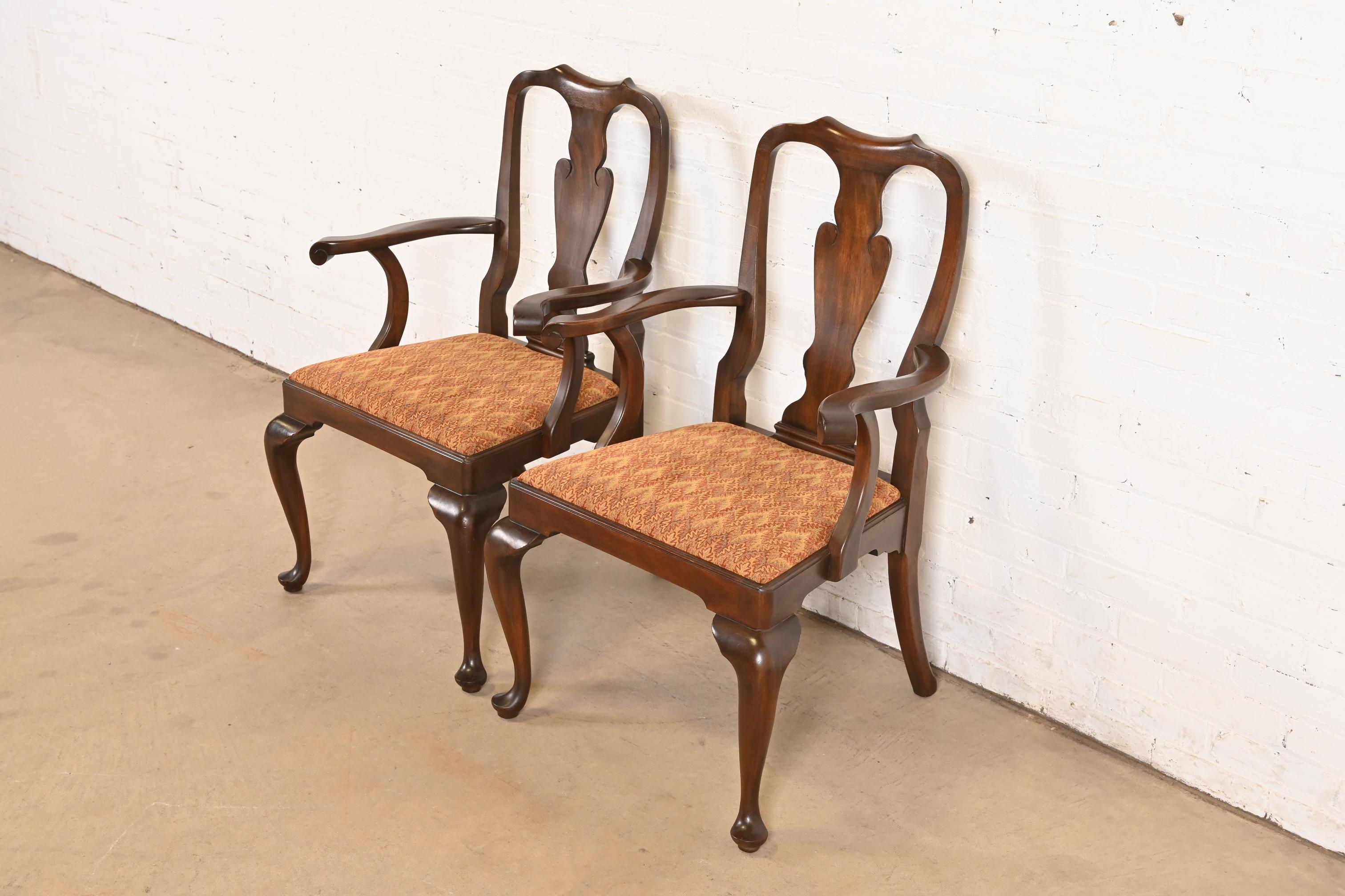 Fin du 20e siècle Paire de fauteuils ou de chaises de salle à manger en acajou massif de Queen Anne, Henkel Harris en vente