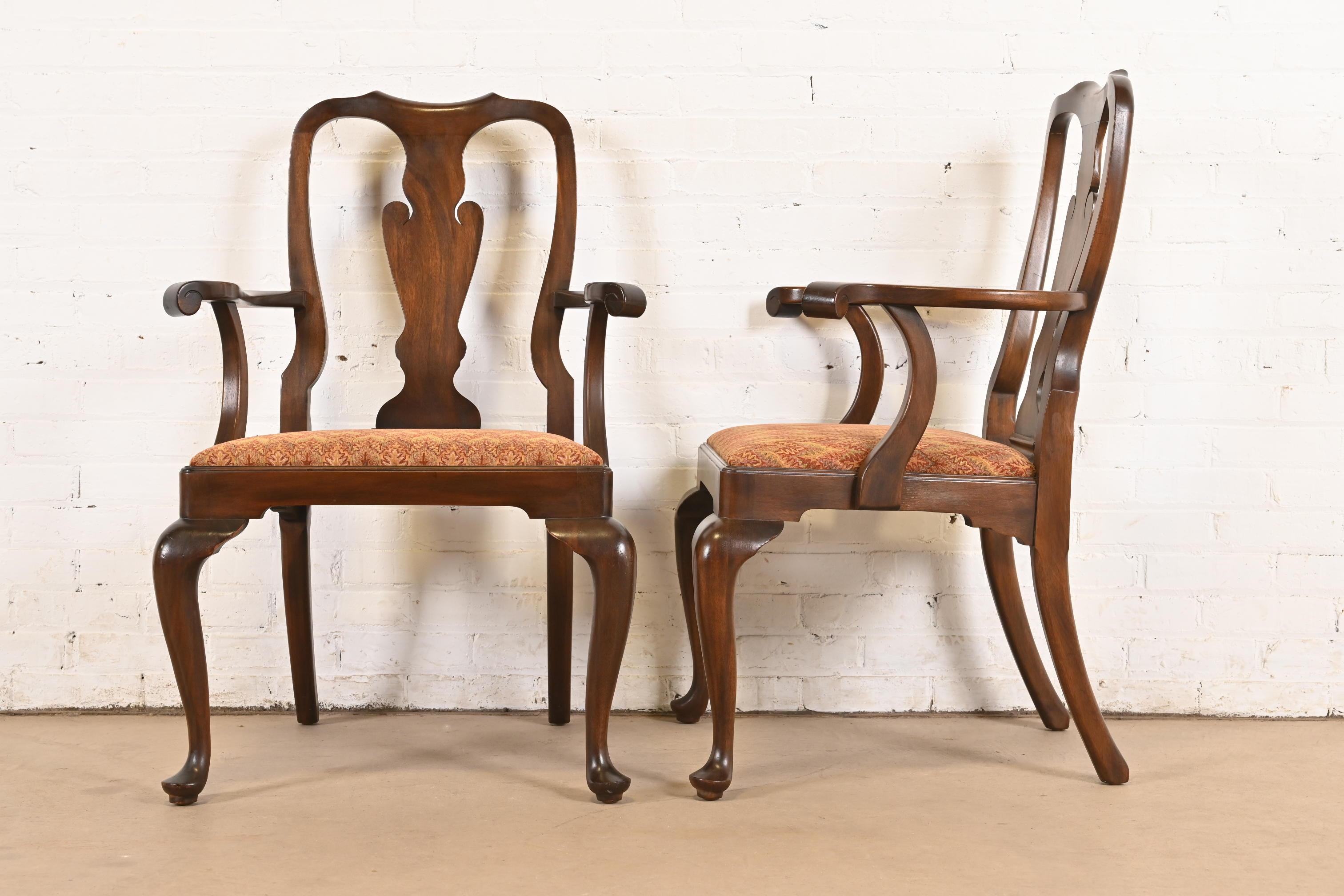 Tissu d'ameublement Paire de fauteuils ou de chaises de salle à manger en acajou massif de Queen Anne, Henkel Harris en vente