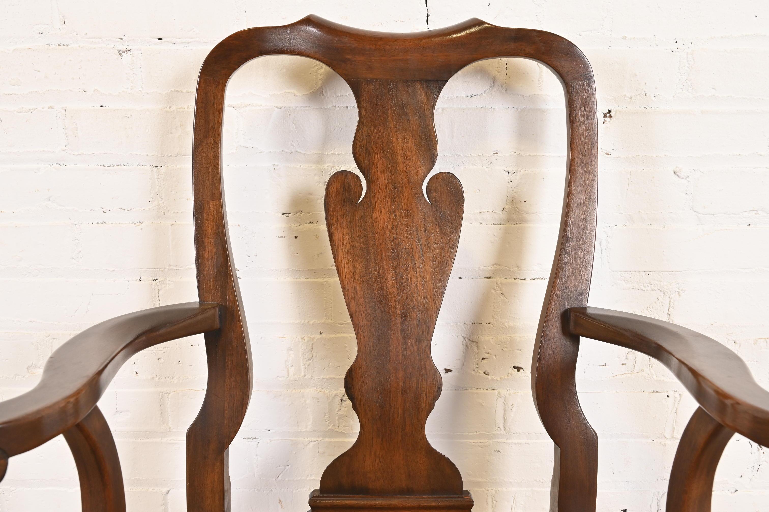 Paire de fauteuils ou de chaises de salle à manger en acajou massif de Queen Anne, Henkel Harris en vente 1