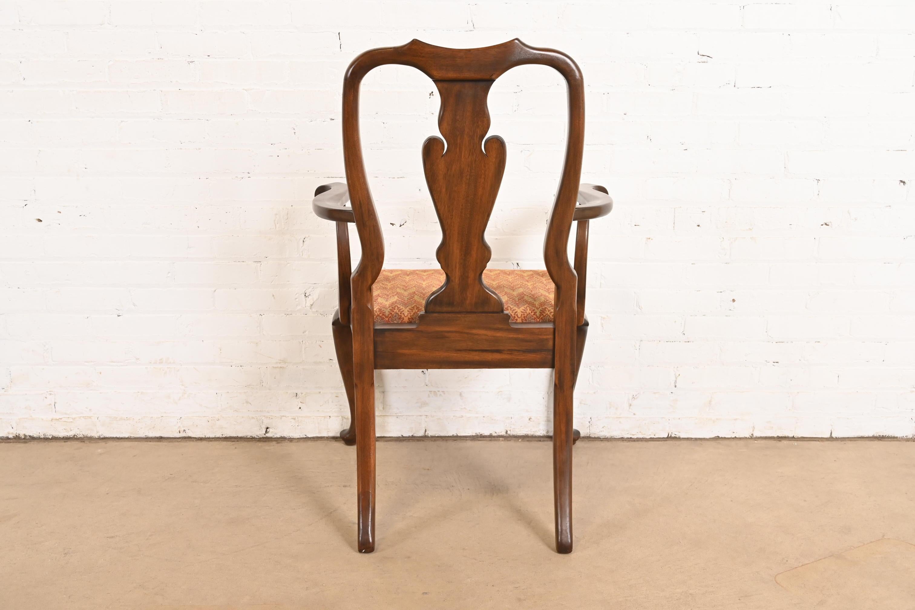 Juego de ocho sillas de comedor de caoba maciza Queen Anne, Henkel Harris en venta 4
