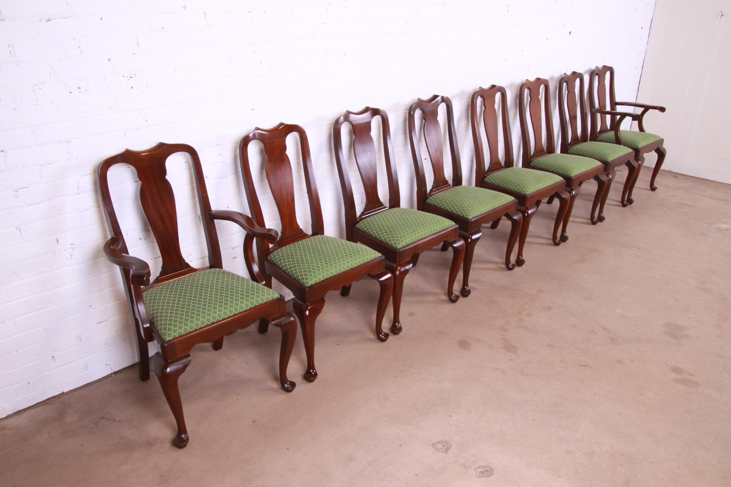 A gorgeous set of eight Queen Anne style dining chairs

By Henkel Harris

USA, Circa 1980s

Solid mahogany frames, with upholstered seats.

Measures:
Side chairs - 20.75
