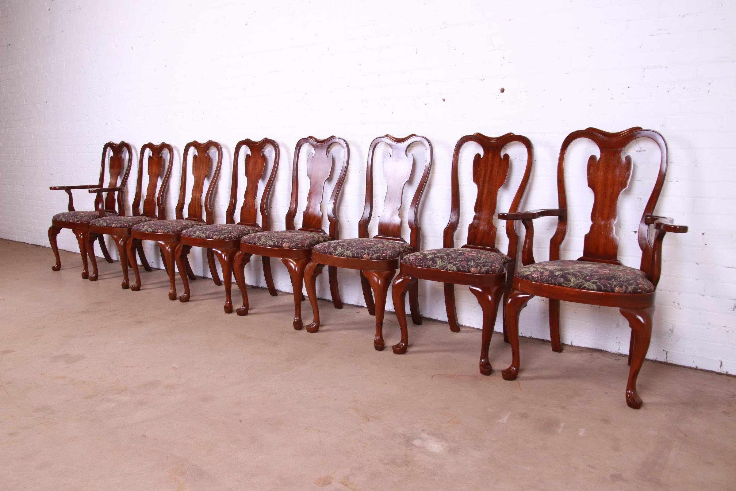 A gorgeous set of eight Queen Anne style dining chairs

By Henkel Harris

USA, Circa 1980s

Solid mahogany frames, with upholstered seats.

Measures:
Side chairs - 20.5