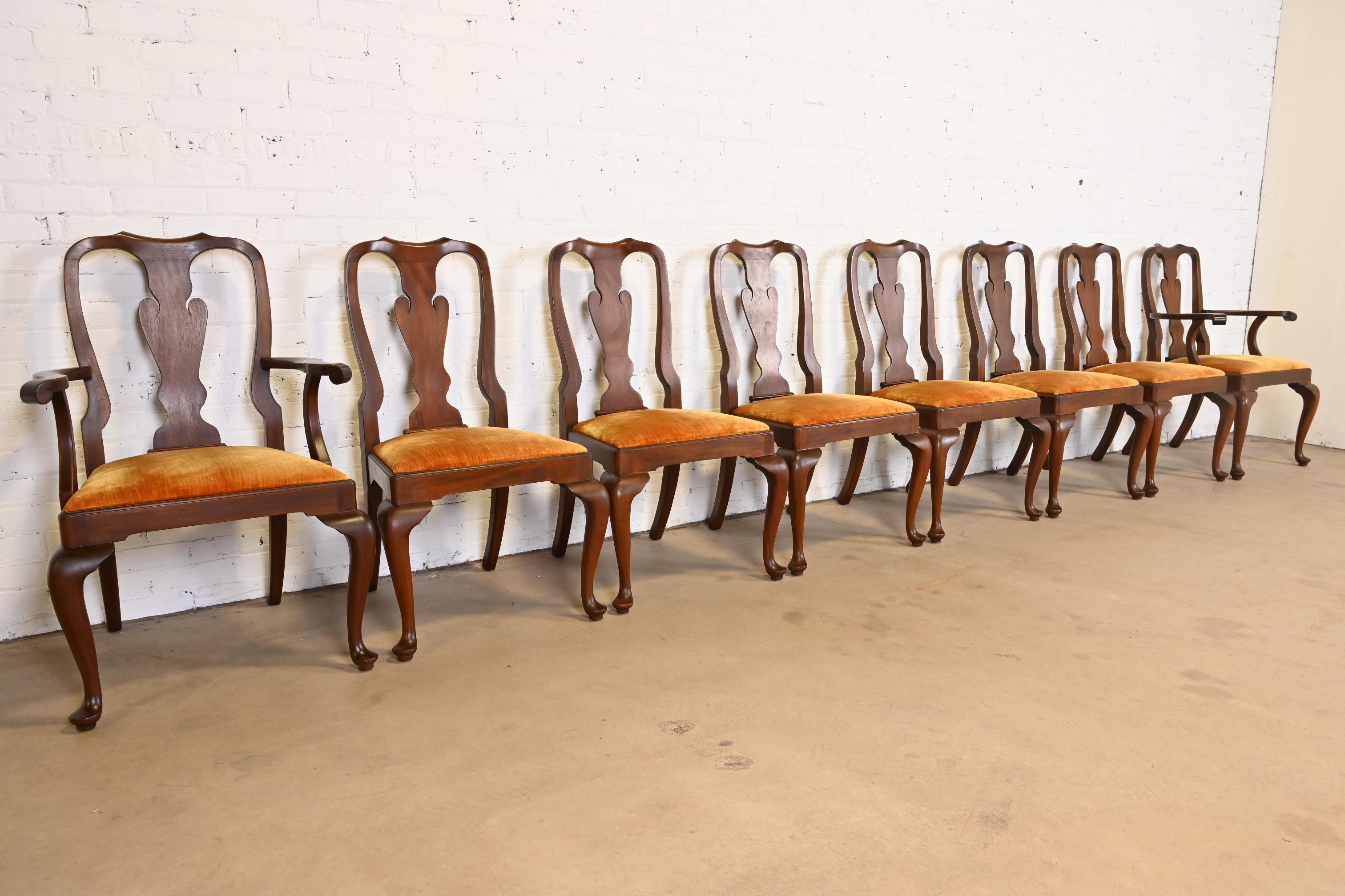 Ensemble exceptionnel de huit chaises de salle à manger de style Queen Anne

Par Henkel Harris

USA, Circa 1980

Piétements en acajou massif, sièges garnis de velours doré.

Mesures :
Chaises d'appoint - 23 