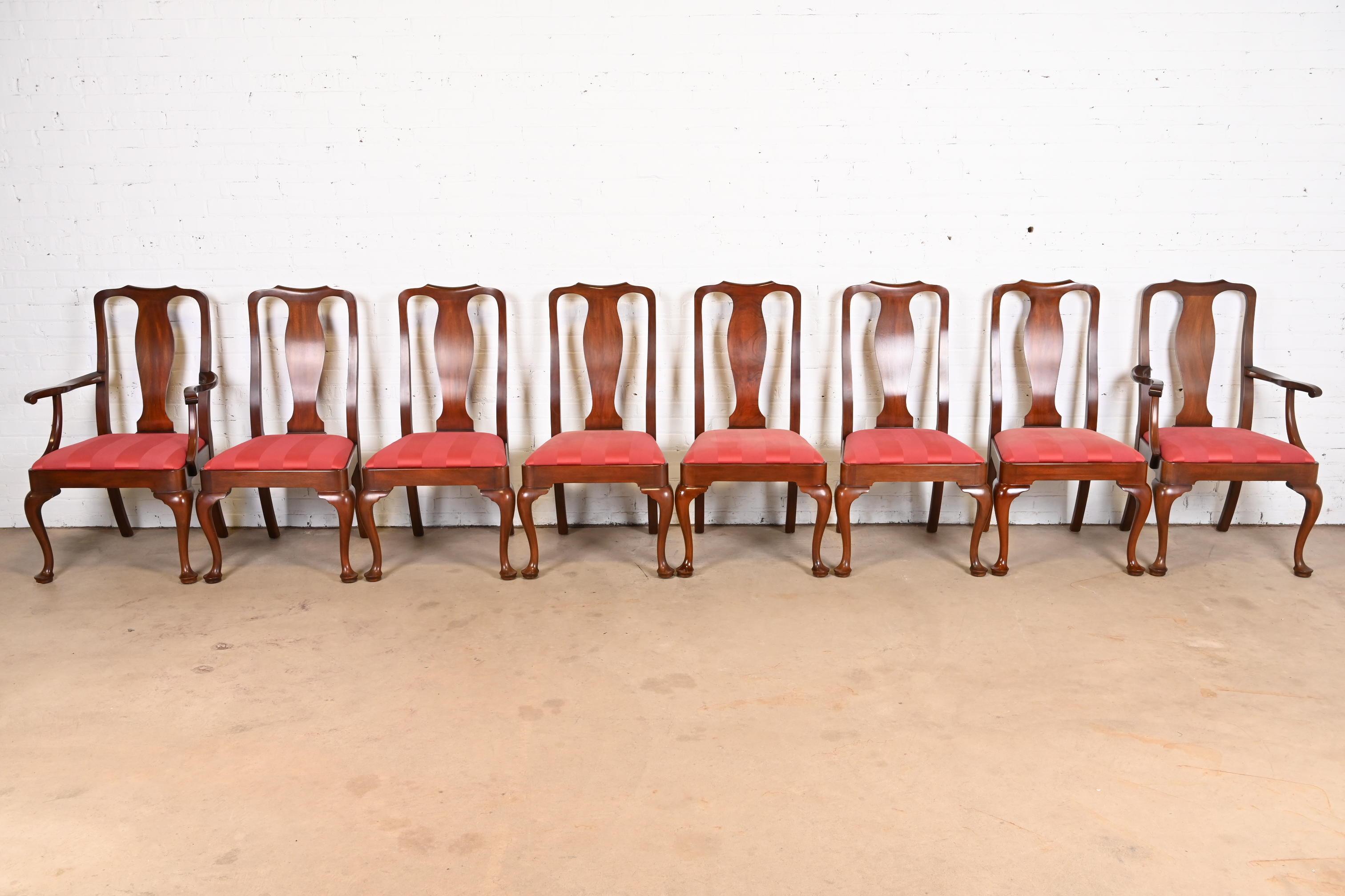 Un magnifique ensemble de huit chaises de salle à manger de style Queen Anne

Par Henkel Harris

ÉTATS-UNIS, 2000

Piétements en acajou massif, sièges rembourrés.

Mesures :
Chaises d'appoint - 23 
