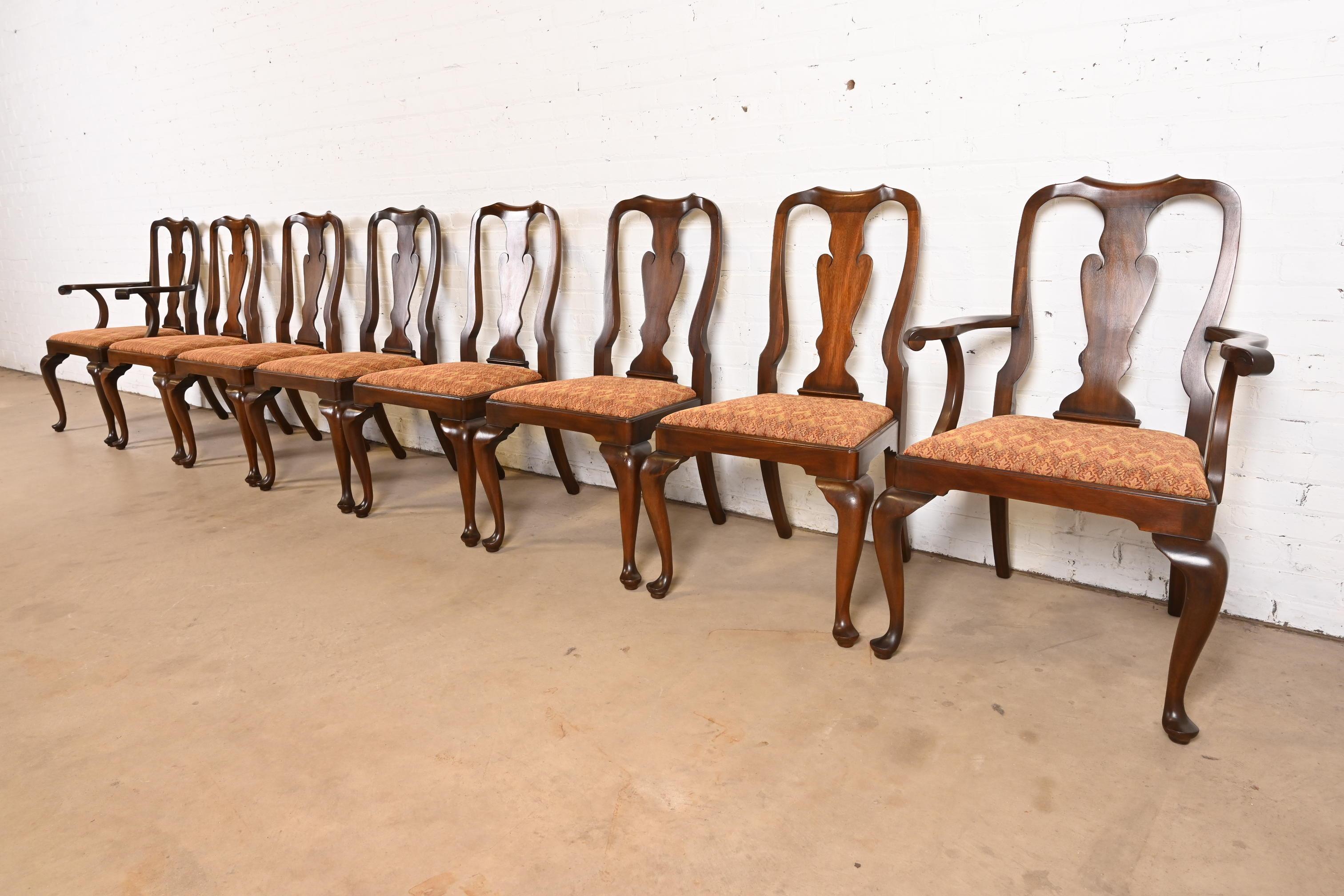 Excepcional juego de ocho sillas de comedor de estilo Queen Anne o Georgiano

Por Henkel Harris

EE.UU., alrededor de 1980

Armazones de caoba maciza, con asientos tapizados.

Medidas:
Sillas laterales - 23
