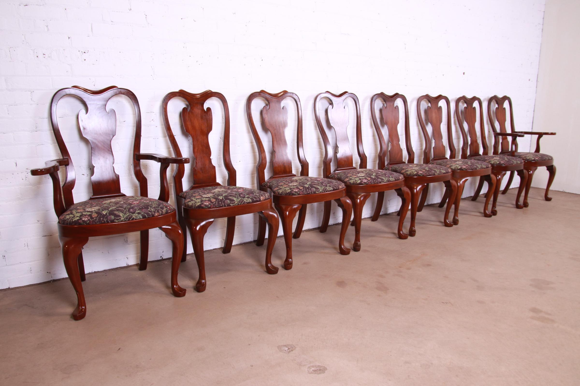 Henkel Harris Queen Anne Solid Mahogany Dining Chairs, Set of Eight In Good Condition In South Bend, IN