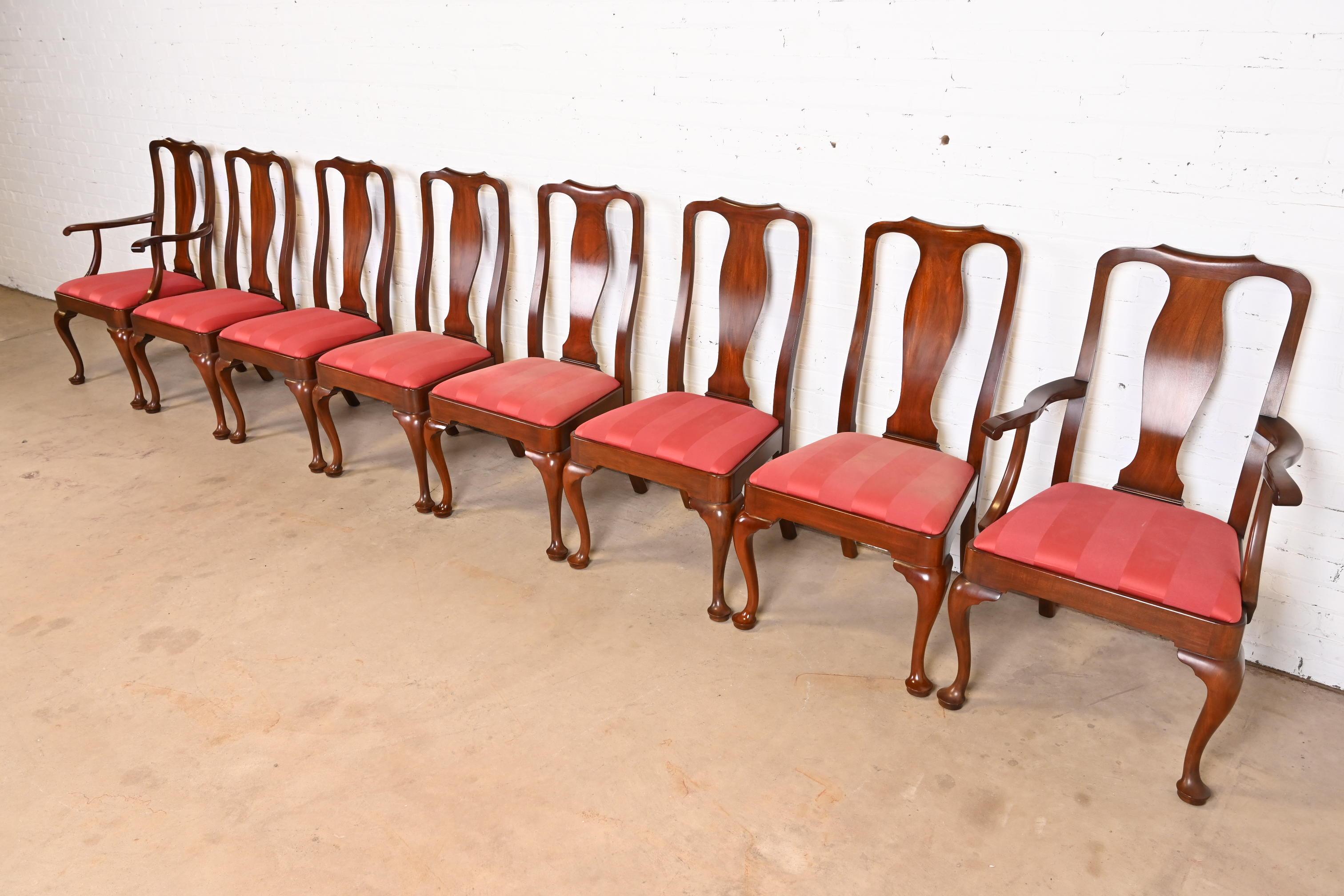 Henkel Harris Queen Anne ensemble de huit chaises de salle à manger en acajou massif Bon état - En vente à South Bend, IN