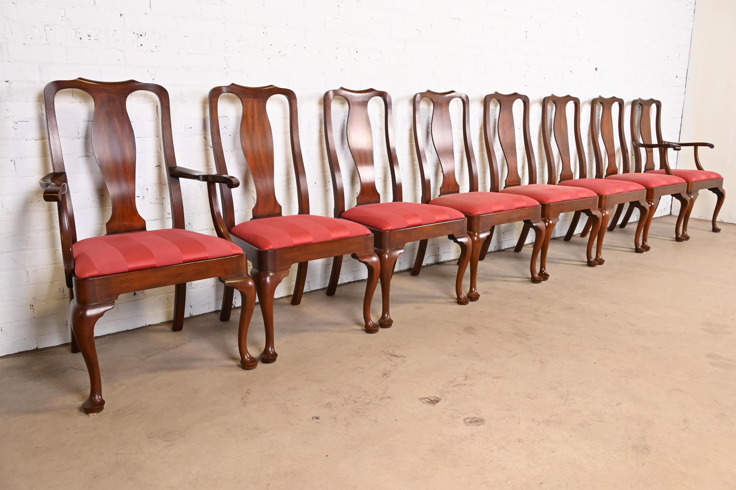 Tissu d'ameublement Henkel Harris Queen Anne ensemble de huit chaises de salle à manger en acajou massif en vente