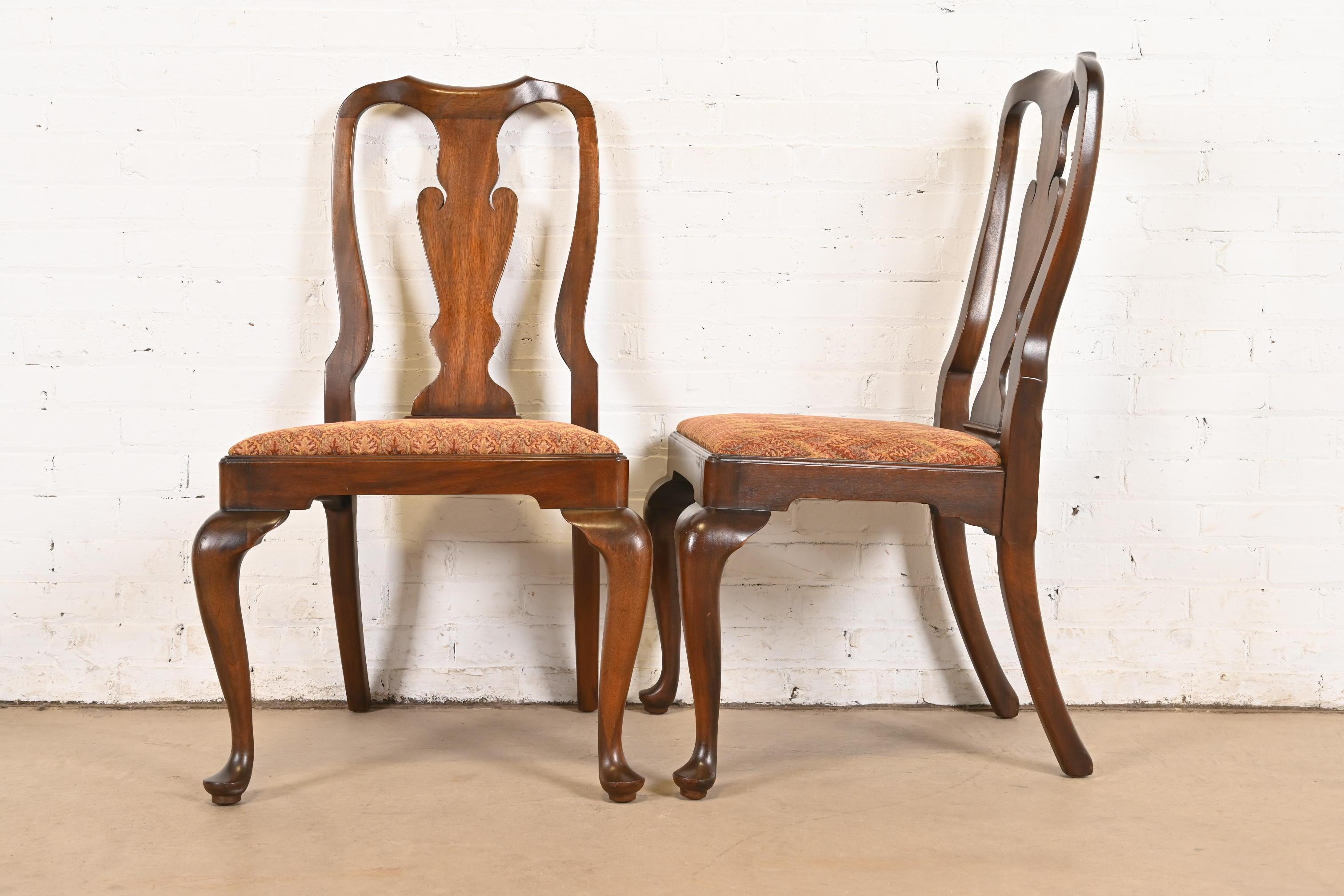Juego de ocho sillas de comedor de caoba maciza Queen Anne, Henkel Harris Tapicería en venta