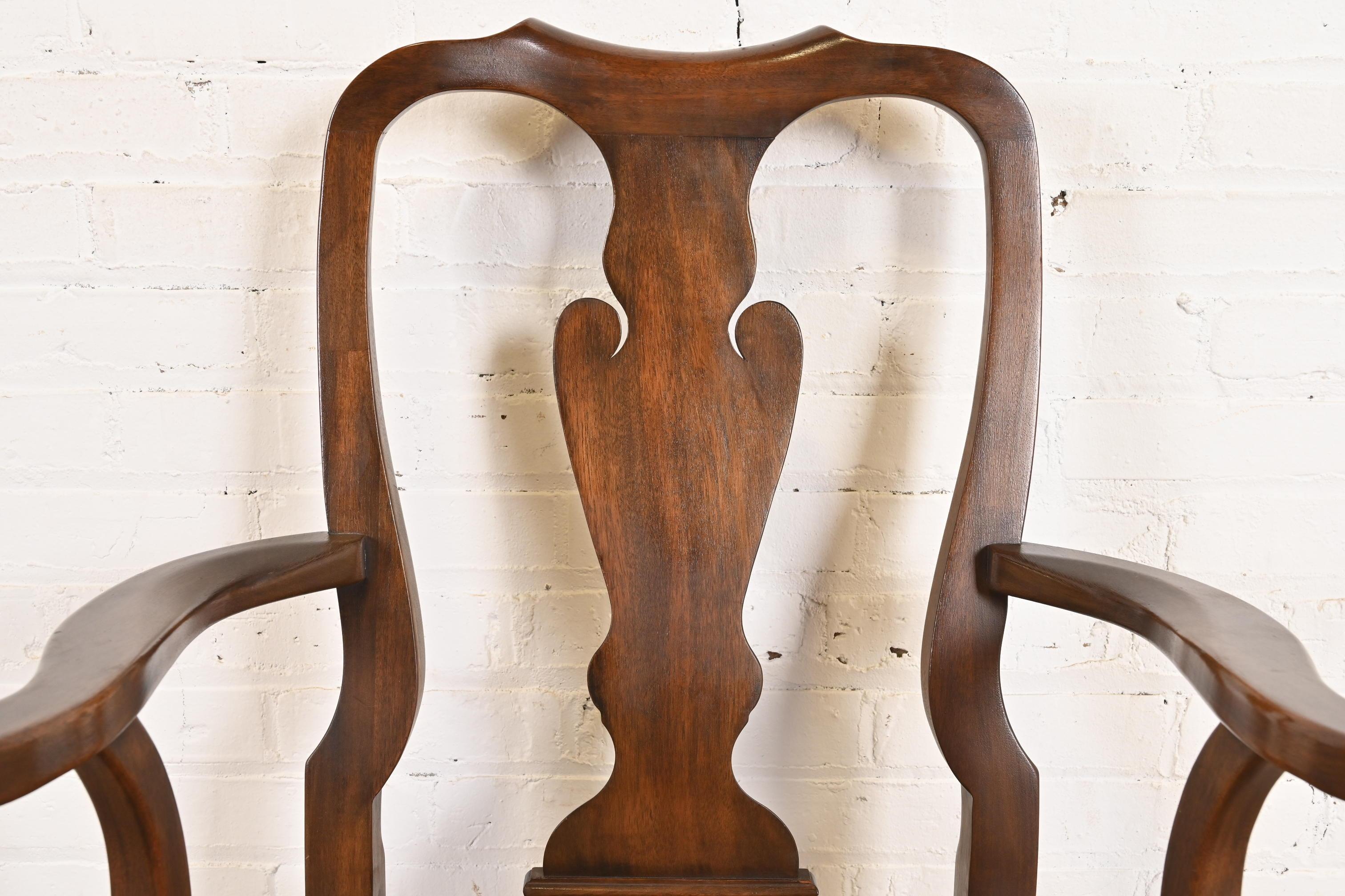 Juego de ocho sillas de comedor de caoba maciza Queen Anne, Henkel Harris en venta 1