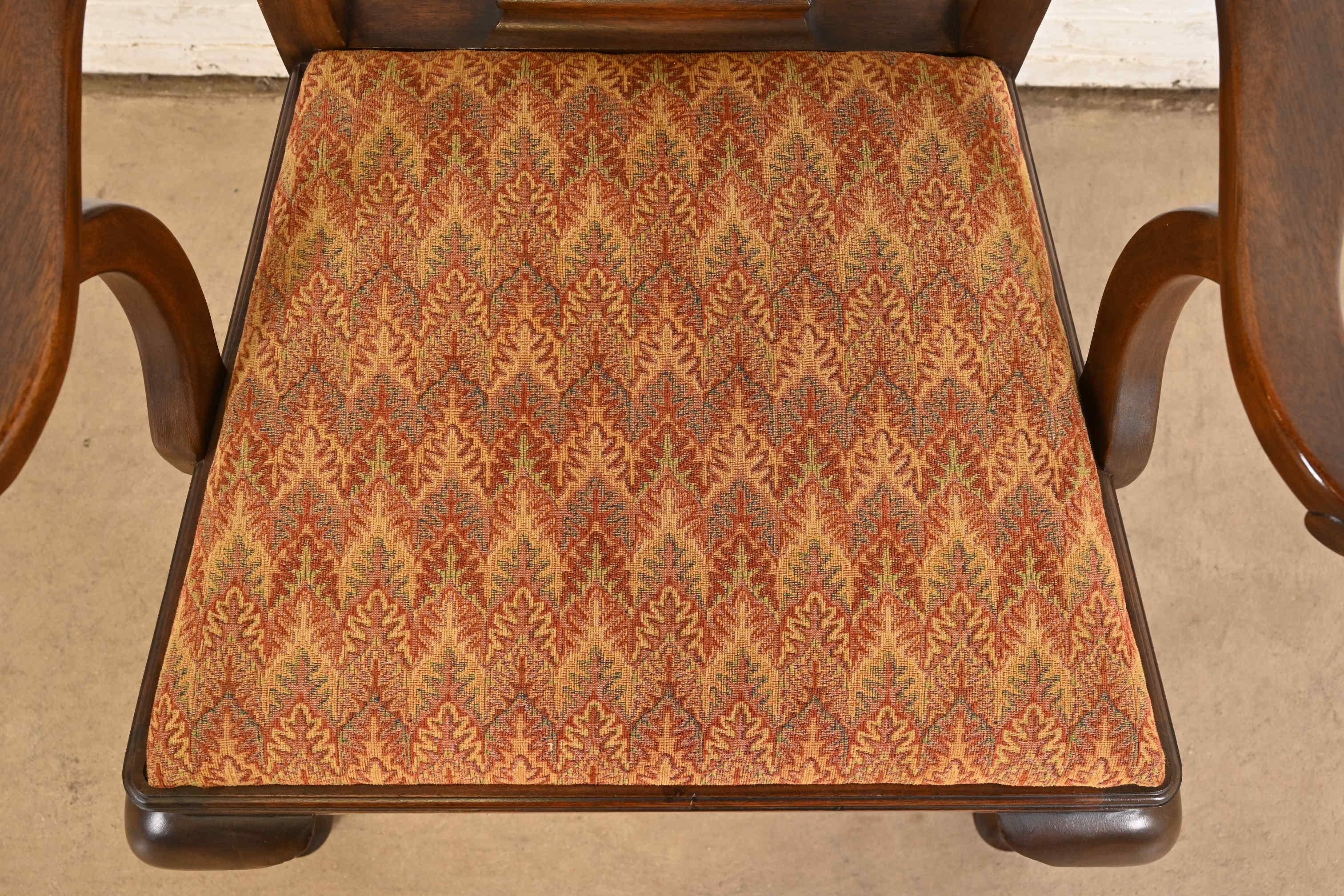 Juego de ocho sillas de comedor de caoba maciza Queen Anne, Henkel Harris en venta 2