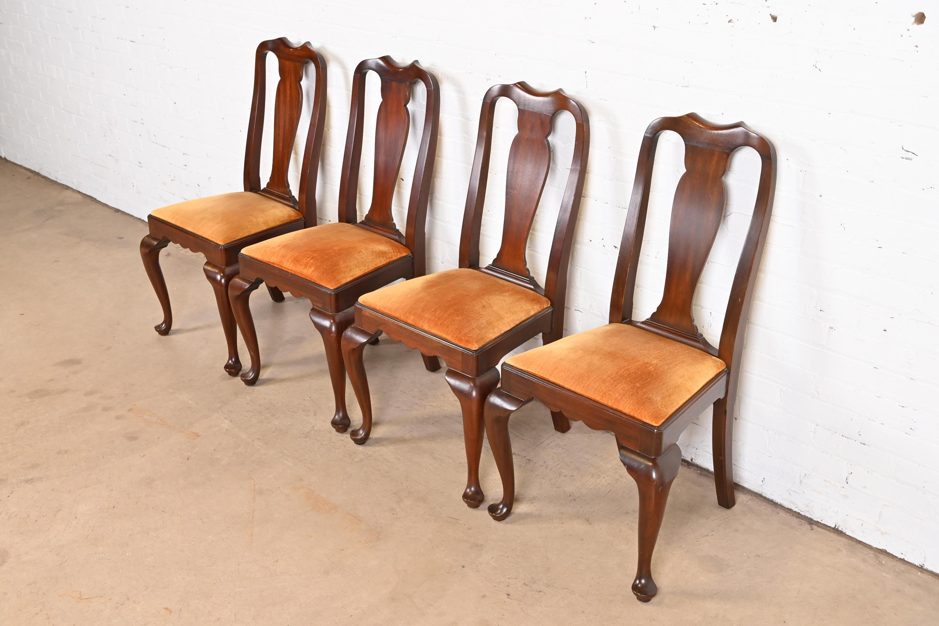 An outstanding set of four Queen Anne style dining chairs

By Henkel Harris

USA, Circa 1980s

Solid mahogany frames, with velvet upholstered seats.

Measures: 20.5
