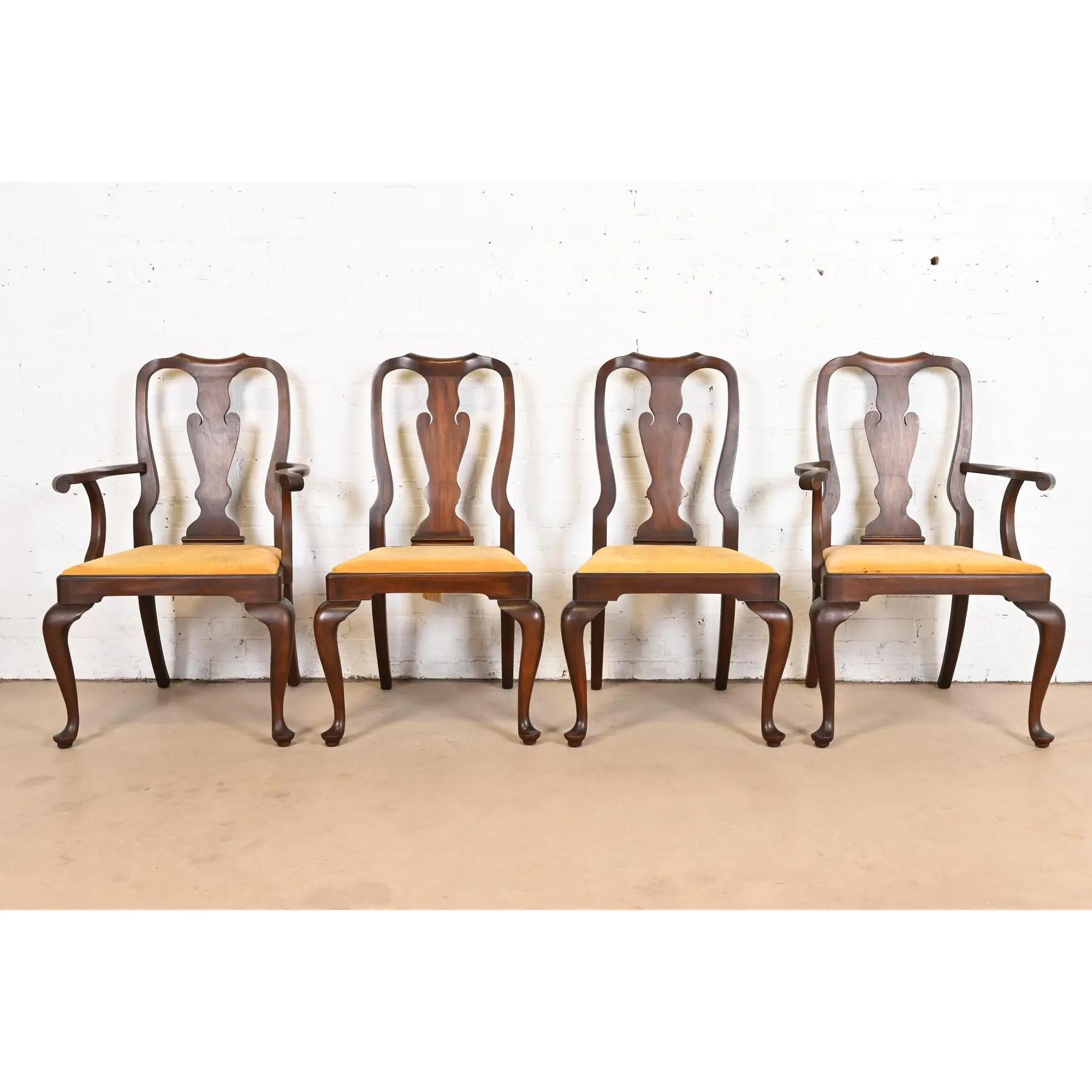An outstanding set of four Queen Anne style dining chairs

By Henkel Harris

USA, 1971

Solid mahogany frames, with gold velvet upholstered seats.

Measures:
Side chairs - 23
