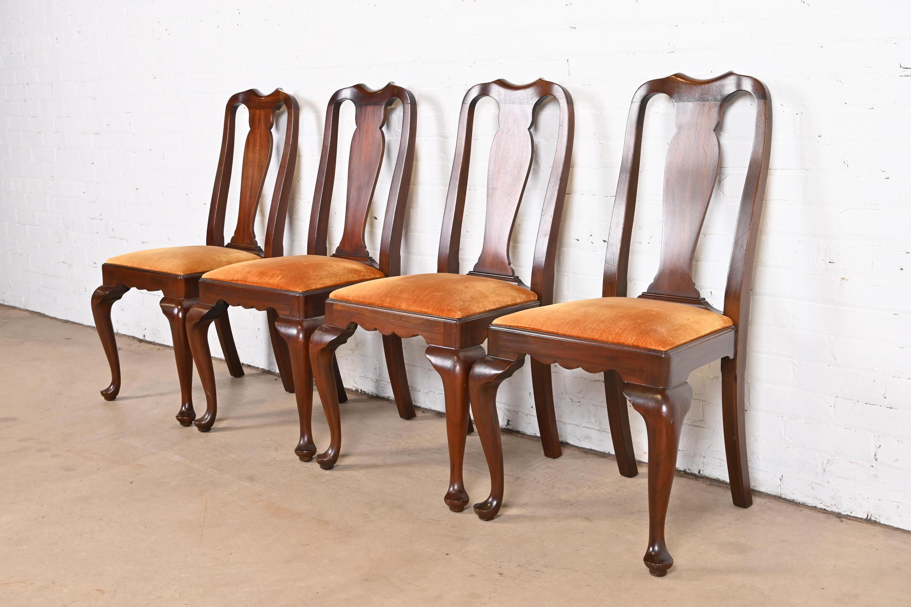 Américain Henkel Harris Queen Anne ensemble de quatre chaises de salle à manger en acajou massif en vente