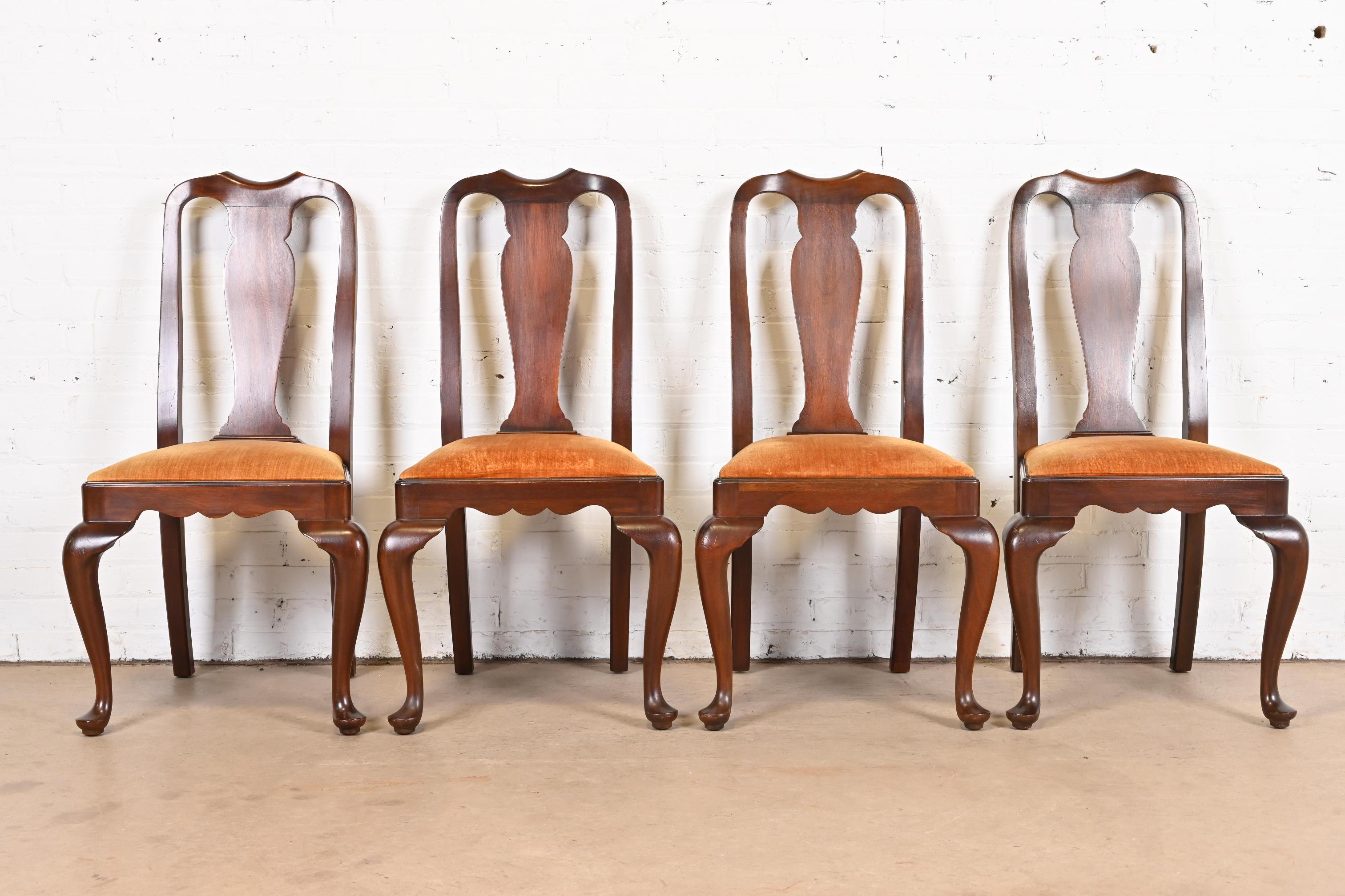 Henkel Harris Queen Anne ensemble de quatre chaises de salle à manger en acajou massif Bon état - En vente à South Bend, IN