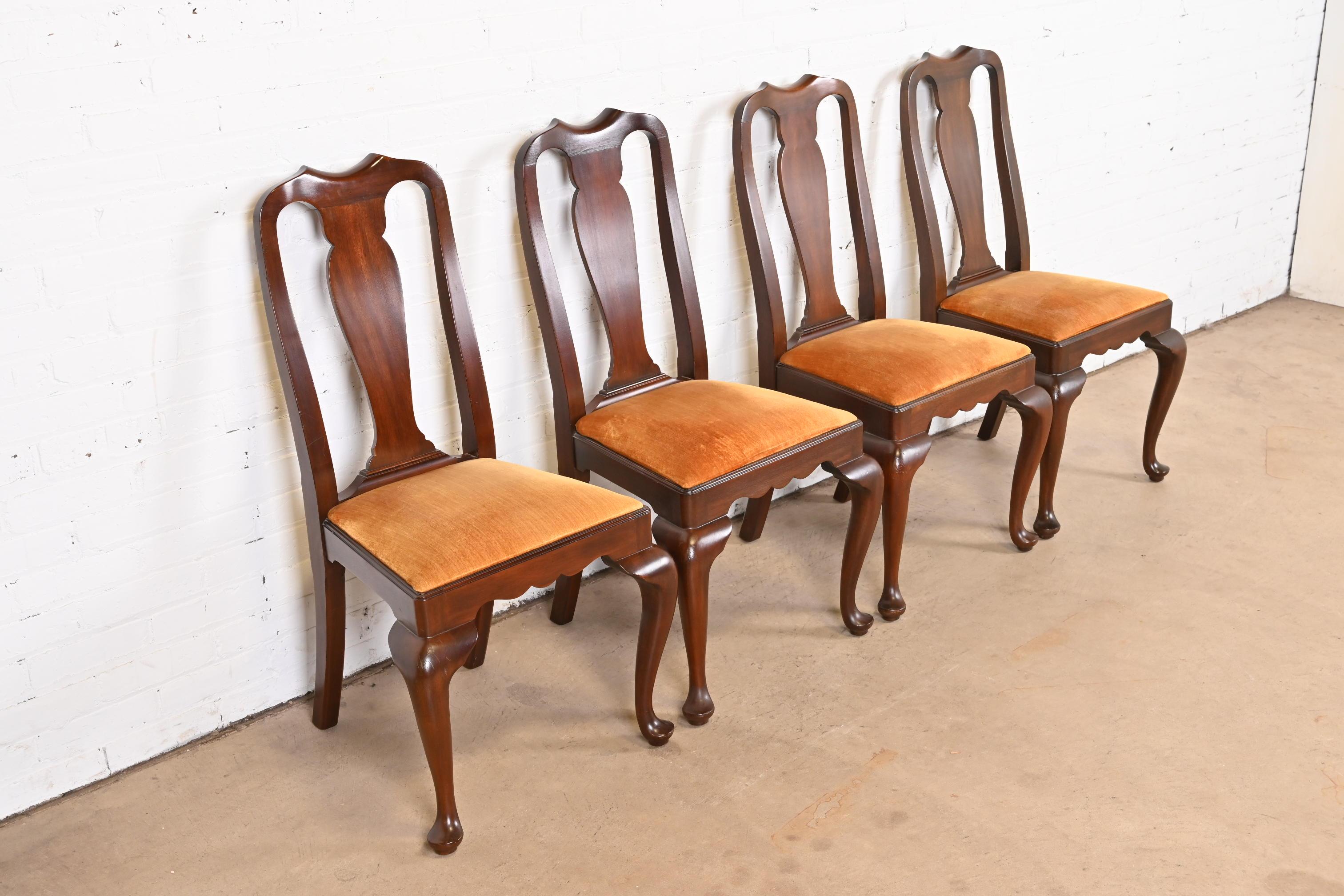 Fin du 20e siècle Henkel Harris Queen Anne ensemble de quatre chaises de salle à manger en acajou massif en vente
