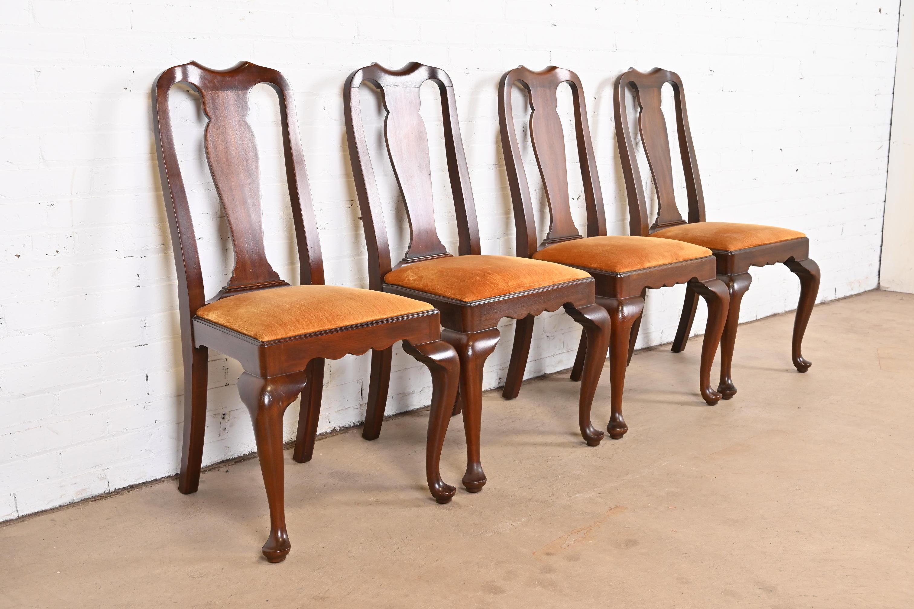 Velours Henkel Harris Queen Anne ensemble de quatre chaises de salle à manger en acajou massif en vente