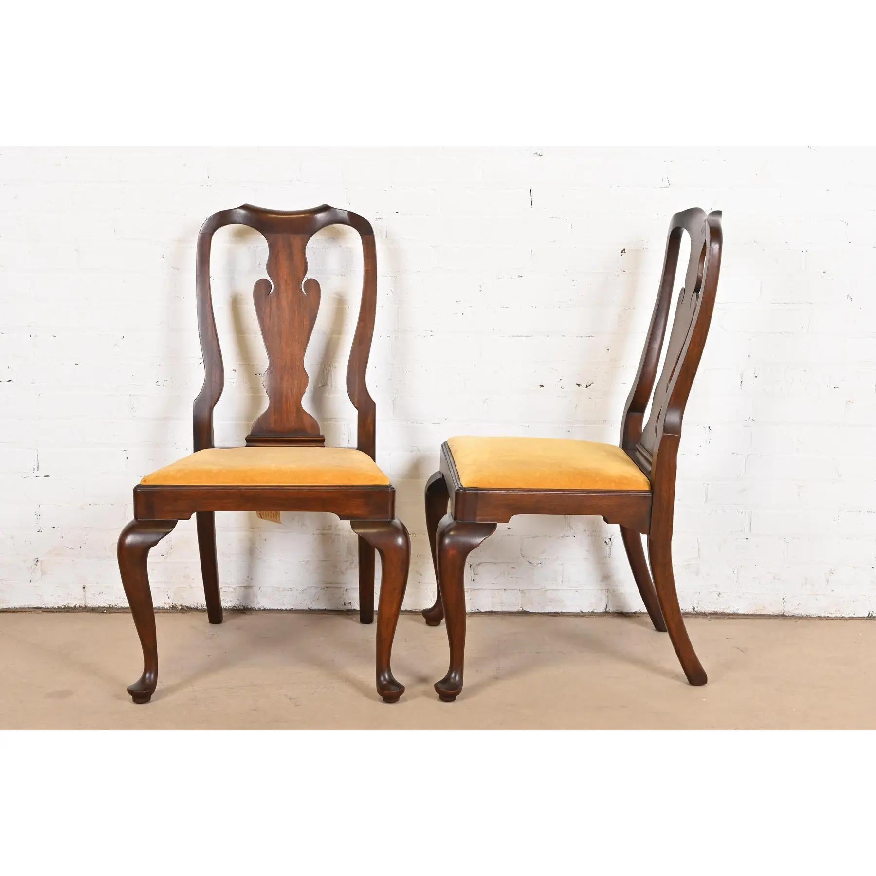 Henkel Harris Queen Anne Solid Mahogany Dining Chairs, Set of Four For Sale 1