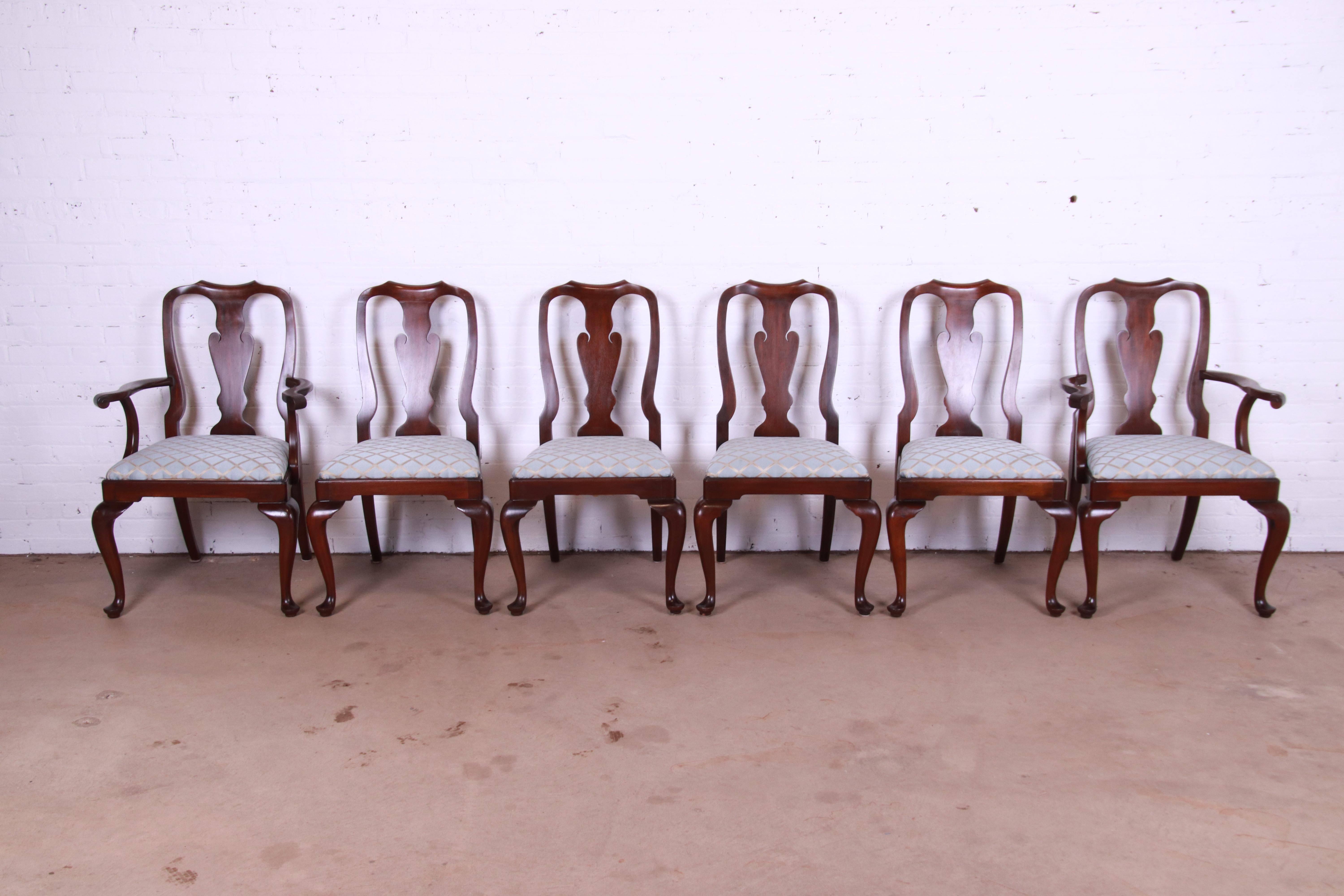 A gorgeous set of six Queen Anne style dining chairs

By Henkel Harris

USA, 1969

Solid mahogany frames, with upholstered seats.

Measures:
Side chairs - 23