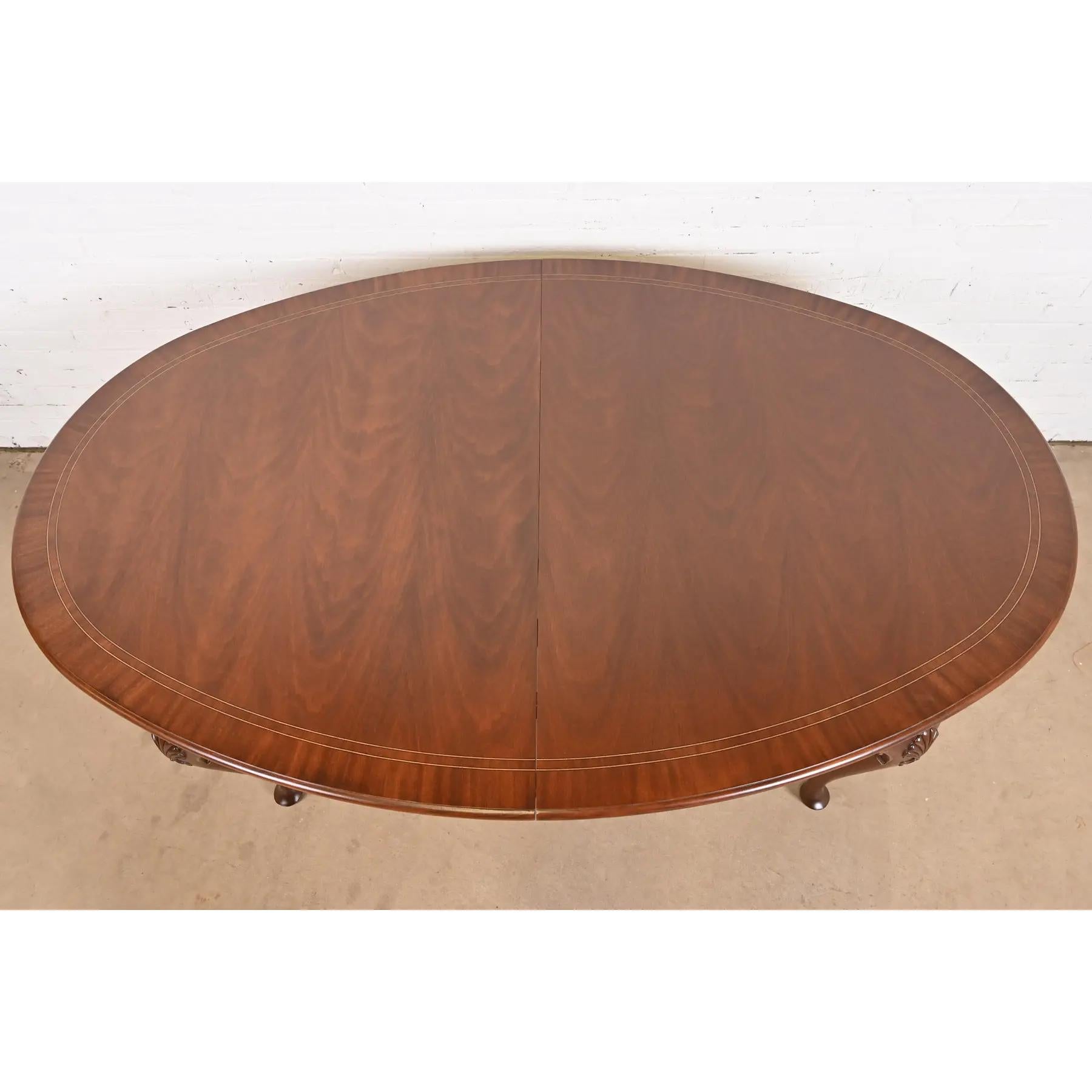 Henkel Harris Queen Anne table de salle à manger à rallonge en acajou massif, nouvellement revernie en vente 3