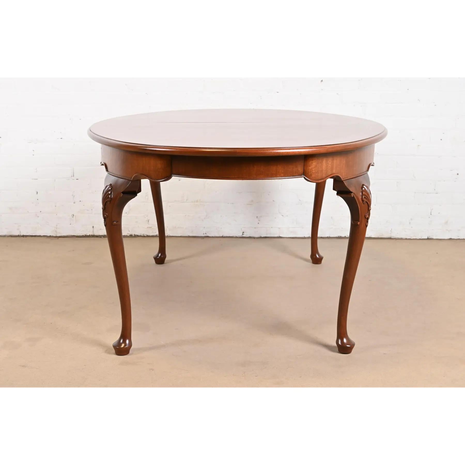 Henkel Harris Queen Anne table de salle à manger à rallonge en acajou massif, nouvellement revernie en vente 4
