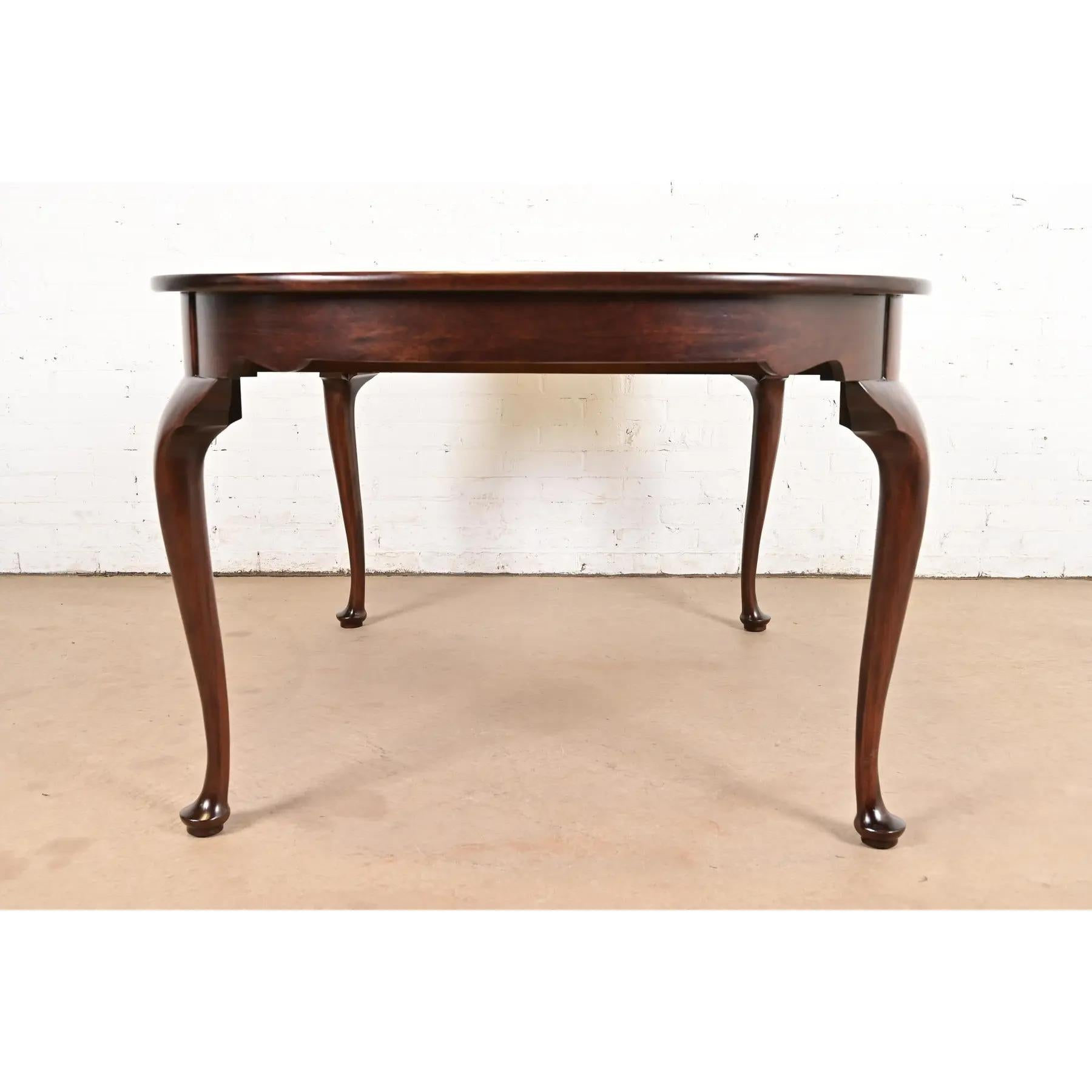 Henkel Harris Queen Anne table de salle à manger à rallonge en acajou massif, nouvellement revernie en vente 5