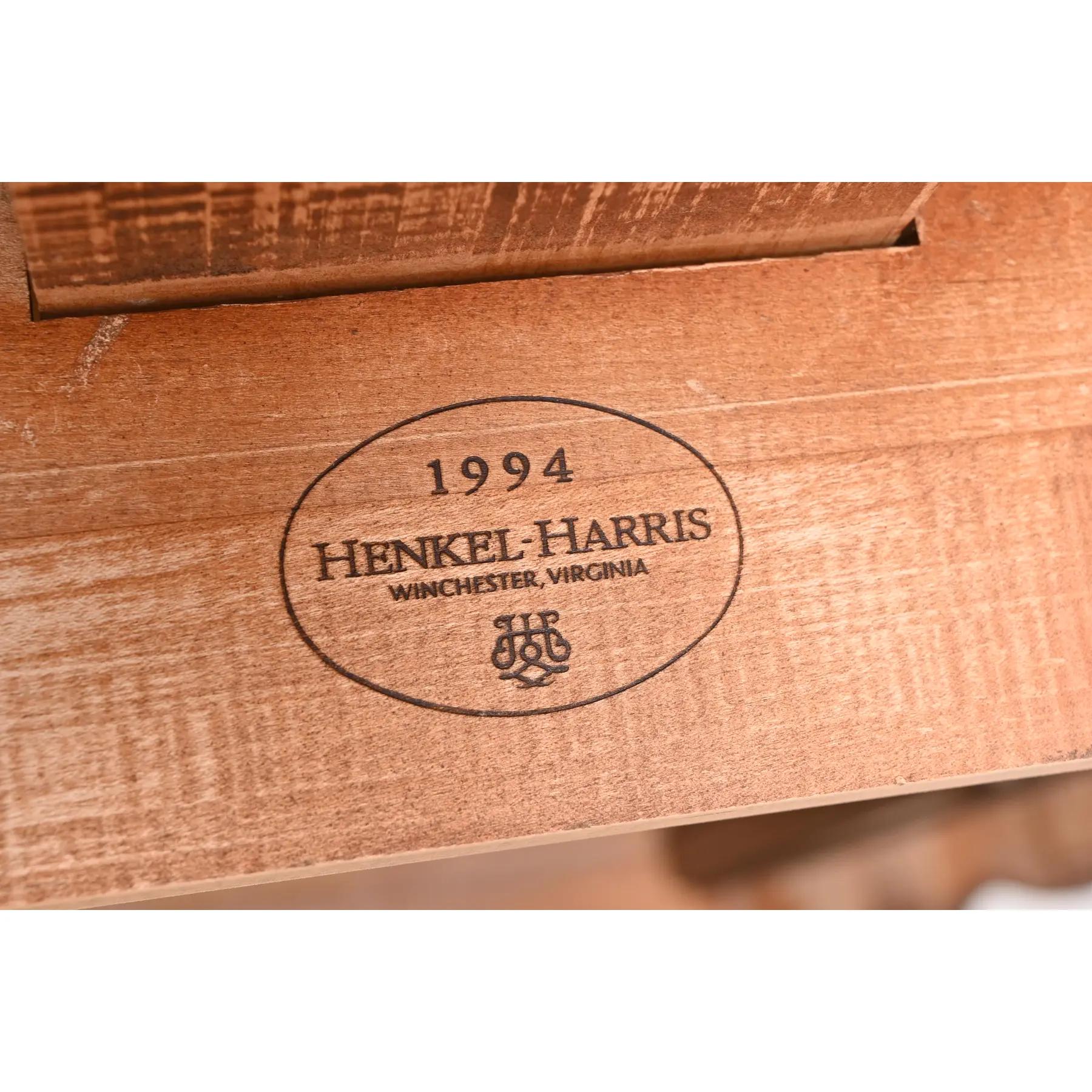 Henkel Harris Queen Anne table de salle à manger à rallonge en acajou massif, nouvellement revernie en vente 5