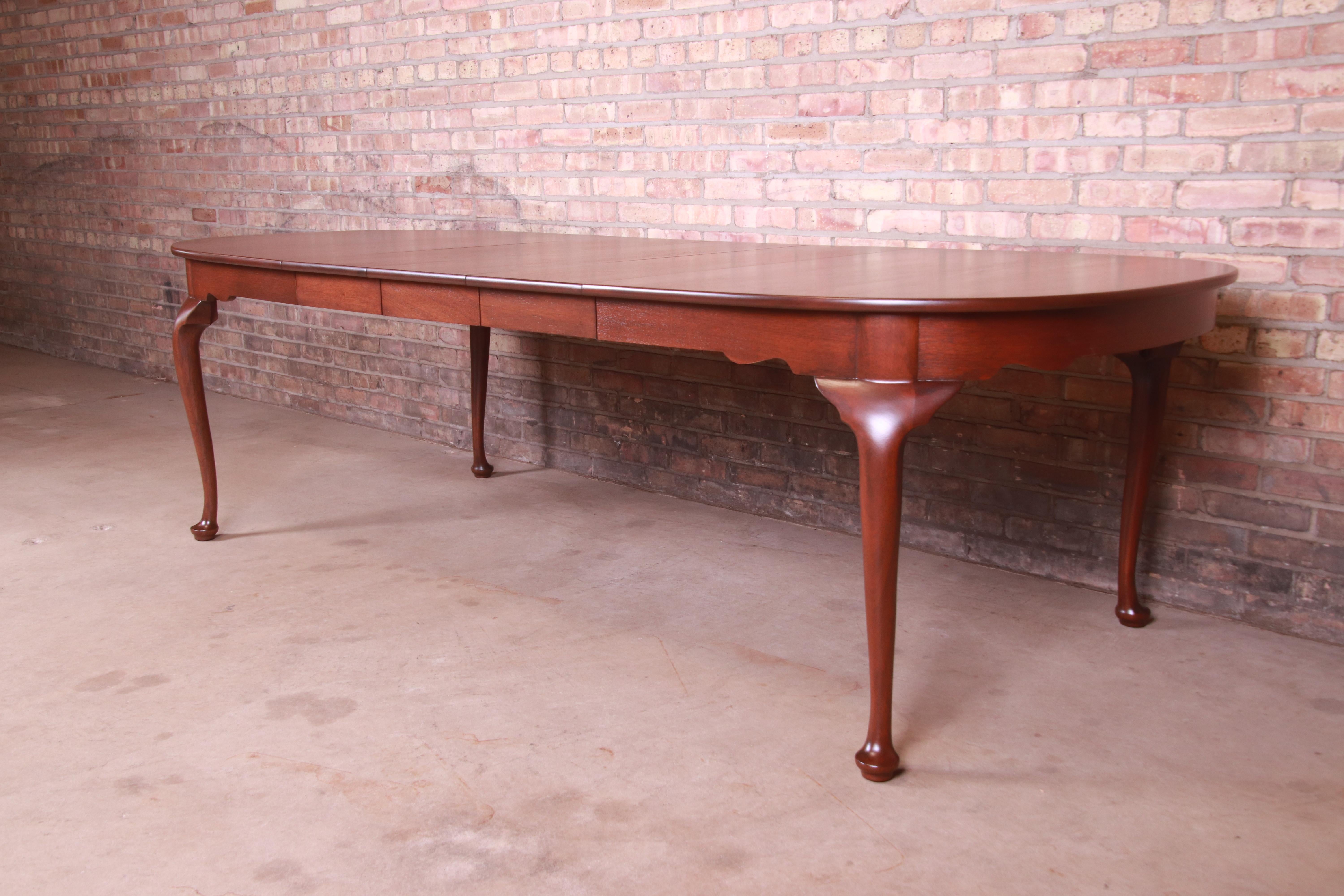 An exceptional Queen Anne style solid mahogany extension dining table

By Henkel Harris

USA, 1988

Measures: 64