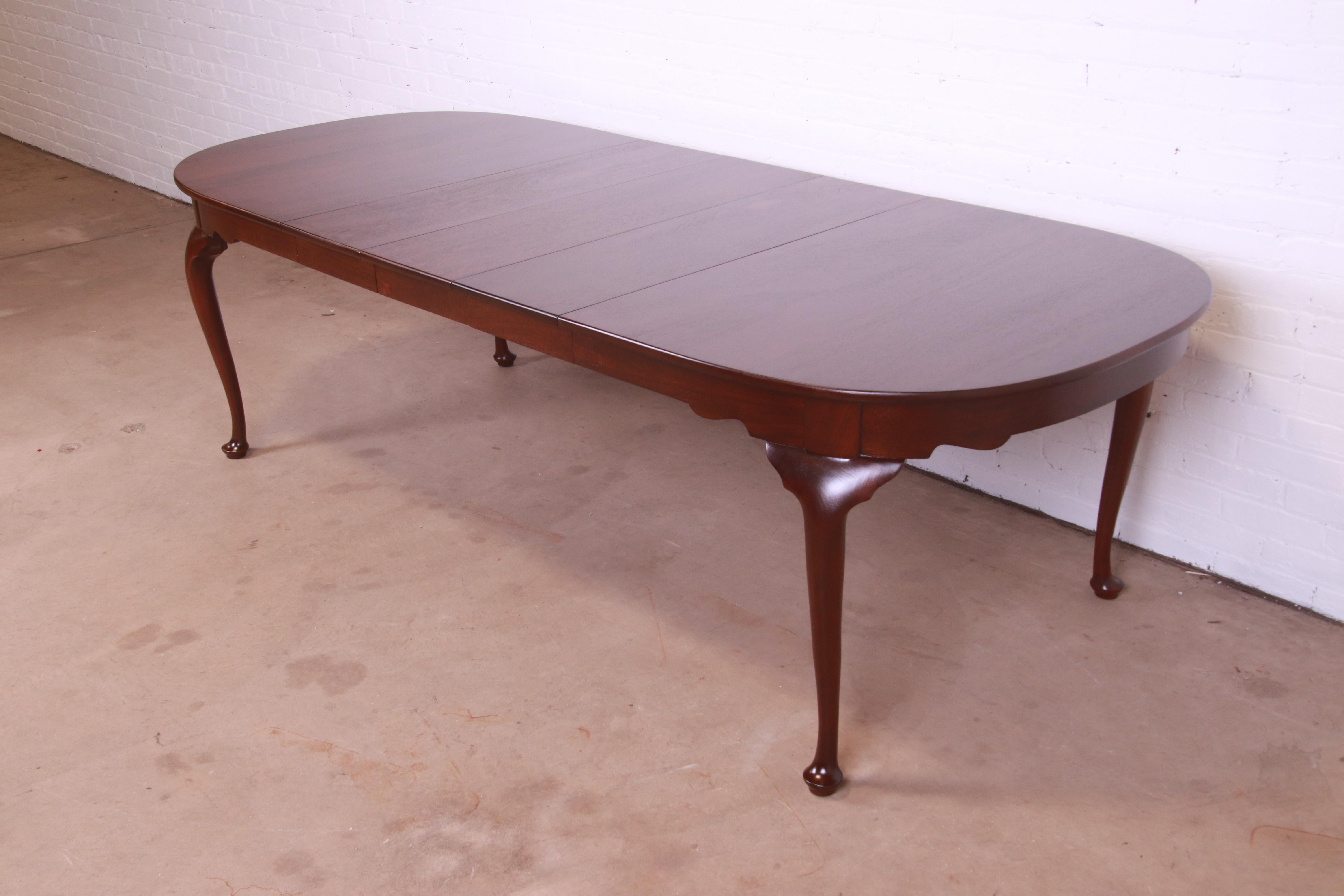 An exceptional Queen Anne style solid mahogany extension dining table

By Henkel Harris

USA, Circa 1980s

Measures: 64