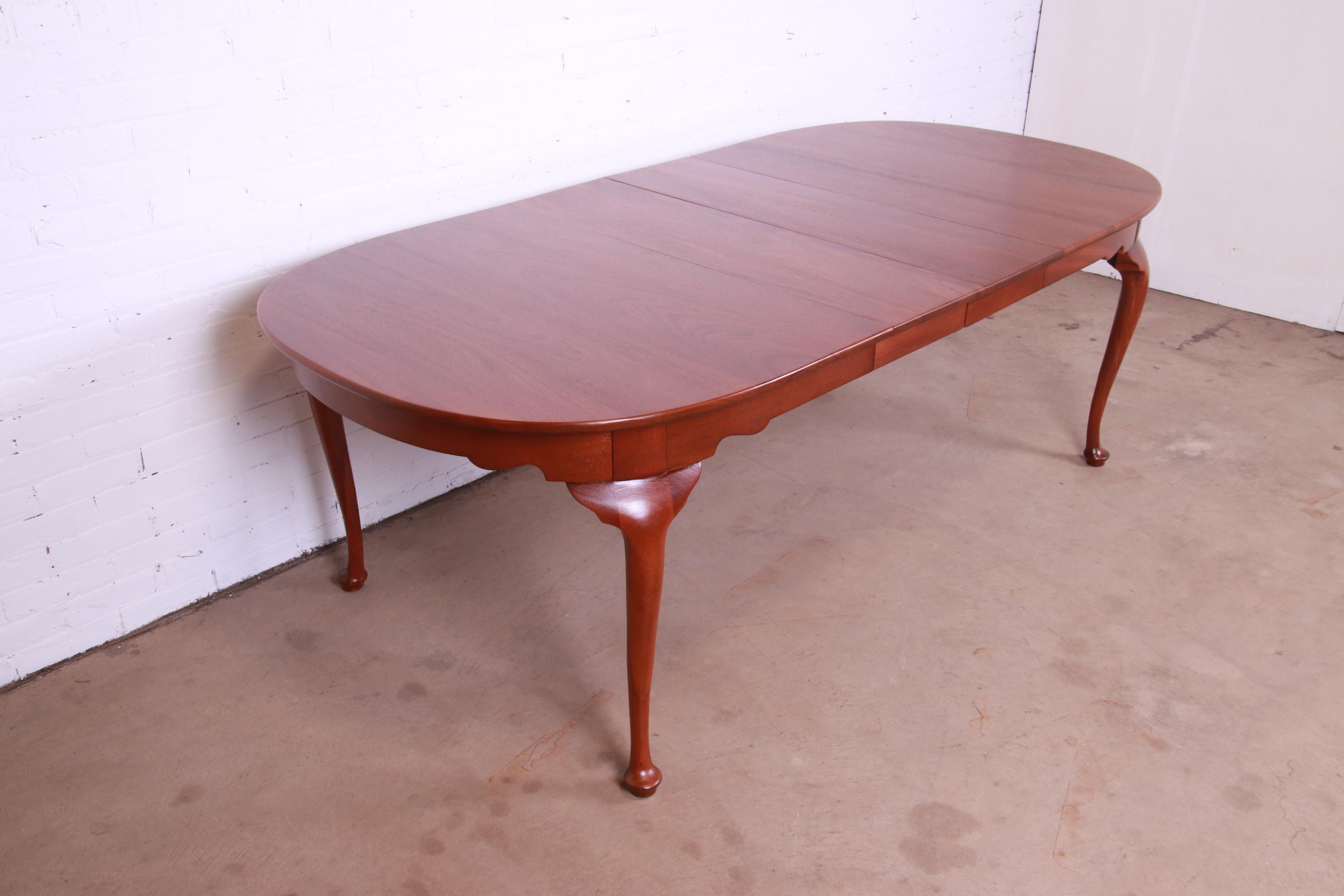 An exceptional American Colonial Queen Anne style solid mahogany extension dining table

By Henkel Harris

USA, Circa 1960s

Measures: 64